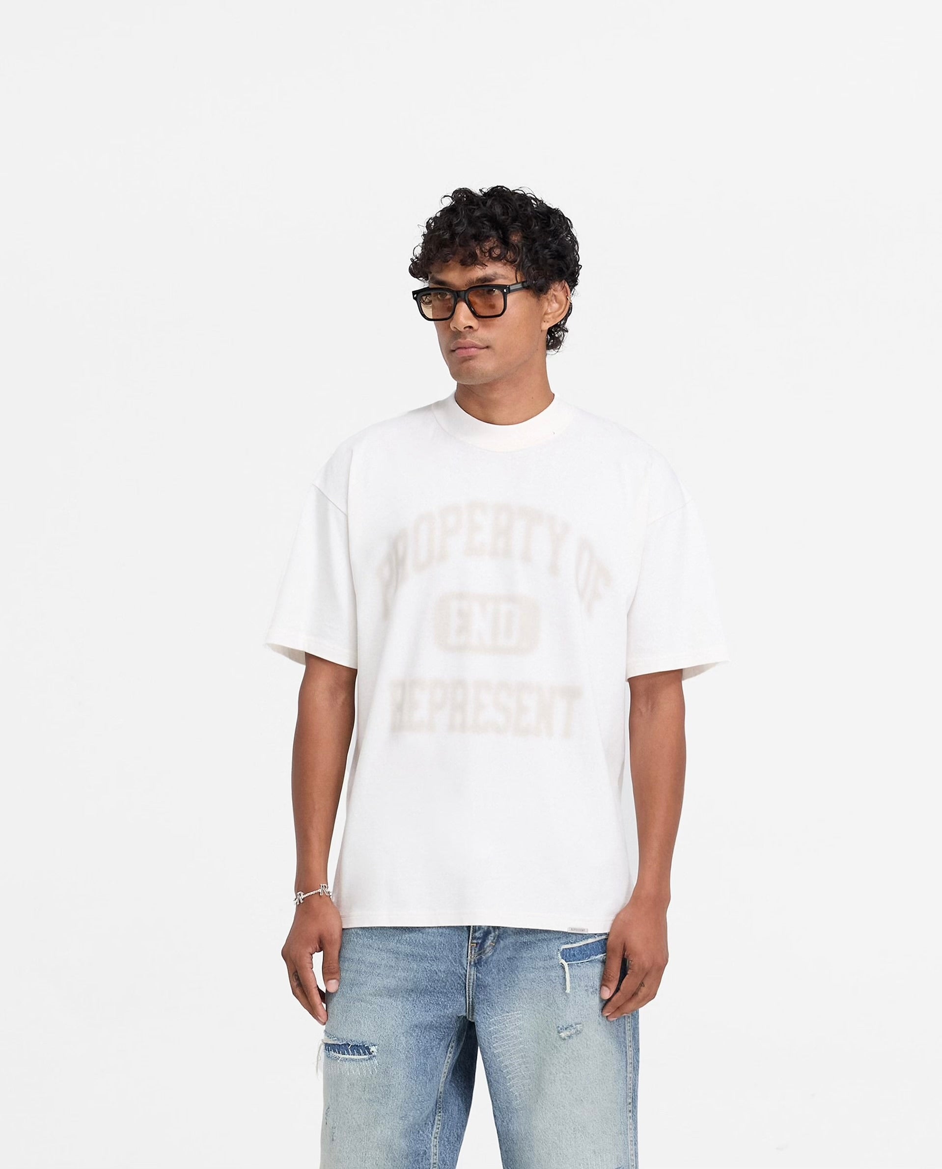 Weißes und altes schwarzes T-Shirt