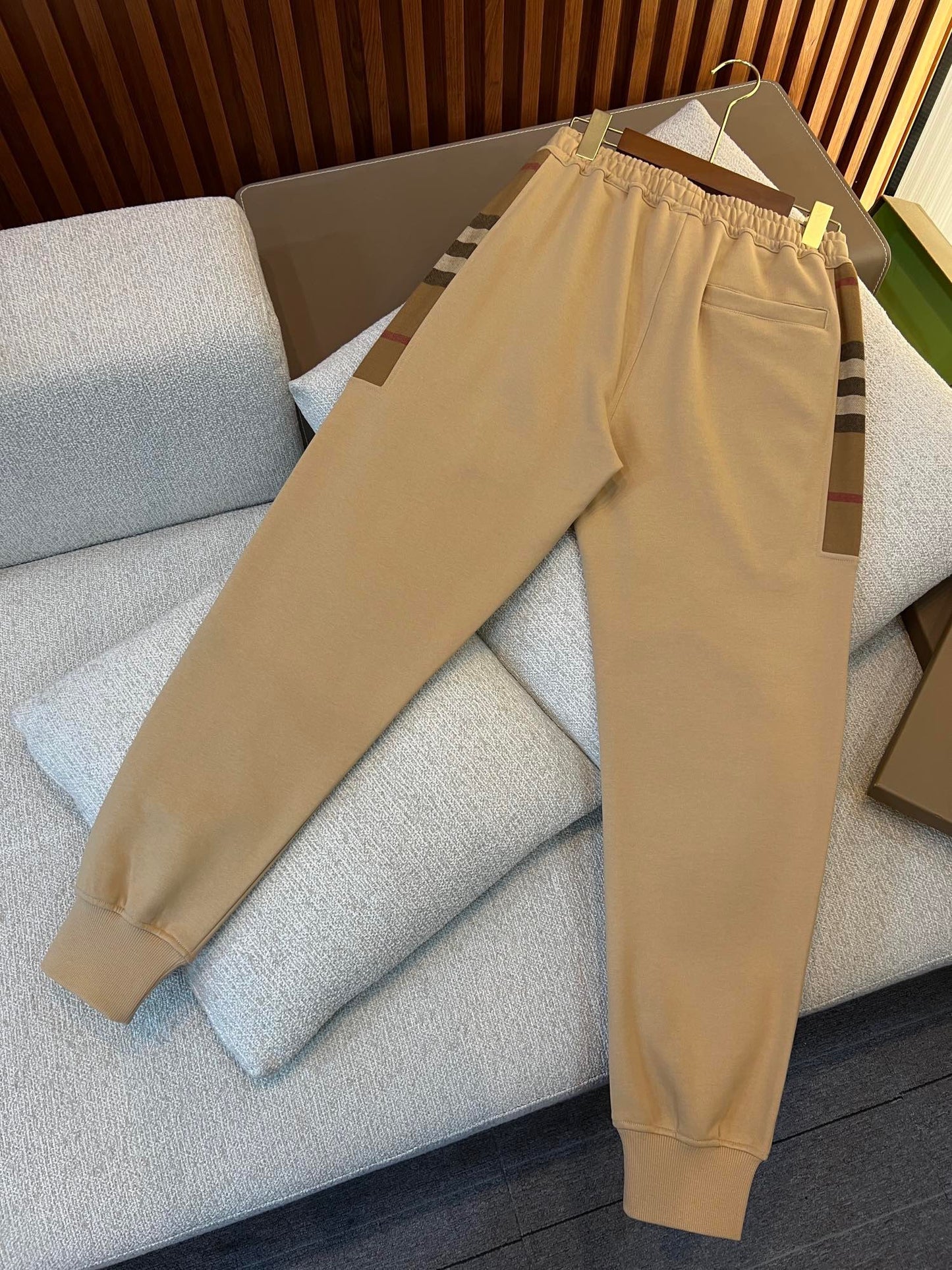 Schwarze, graue, khakifarbene und blaue Hose