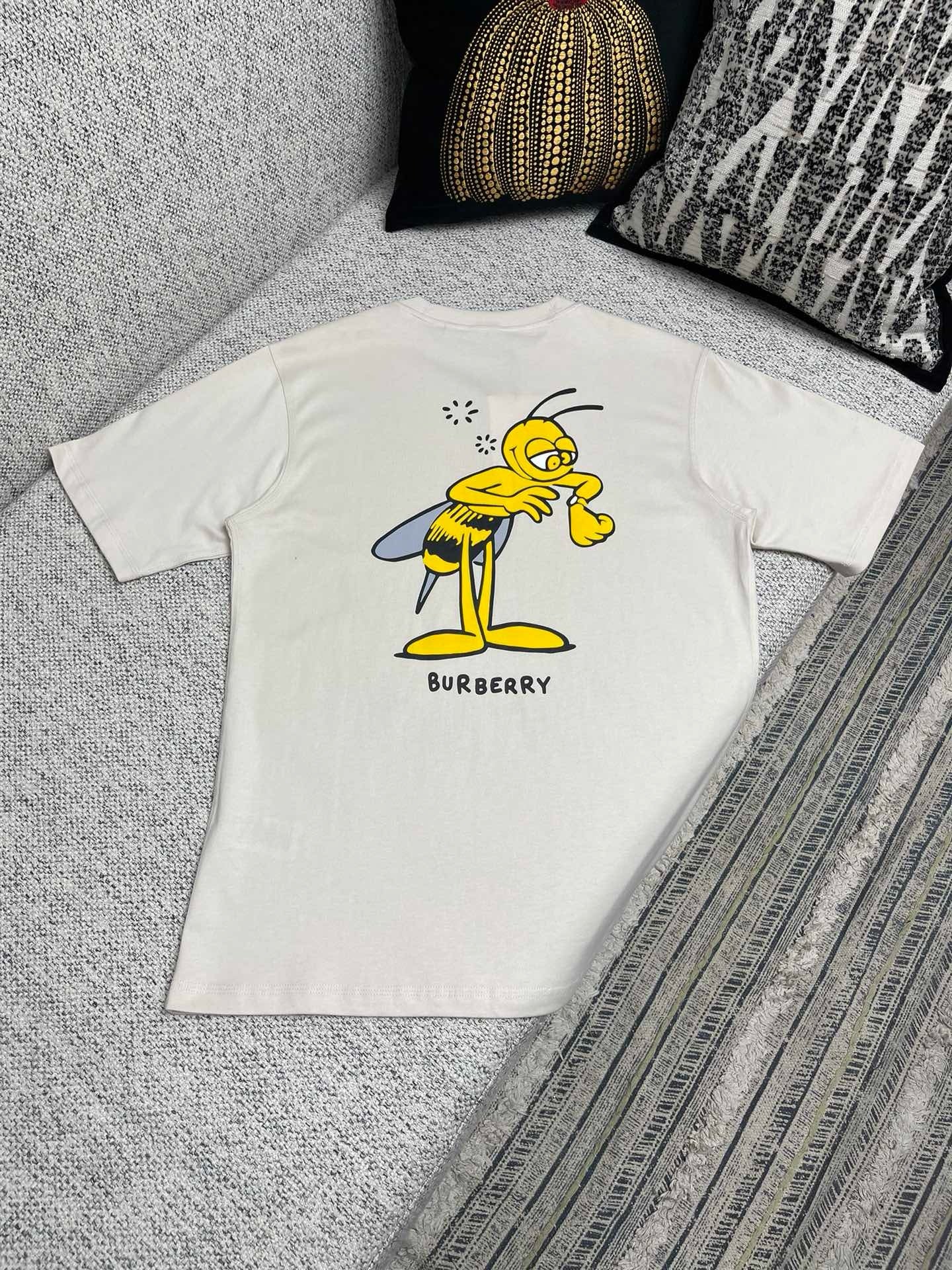 Aprikosen- und graues T-Shirt