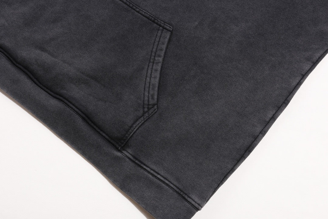 جارزة سوداء بقبعة شتوية