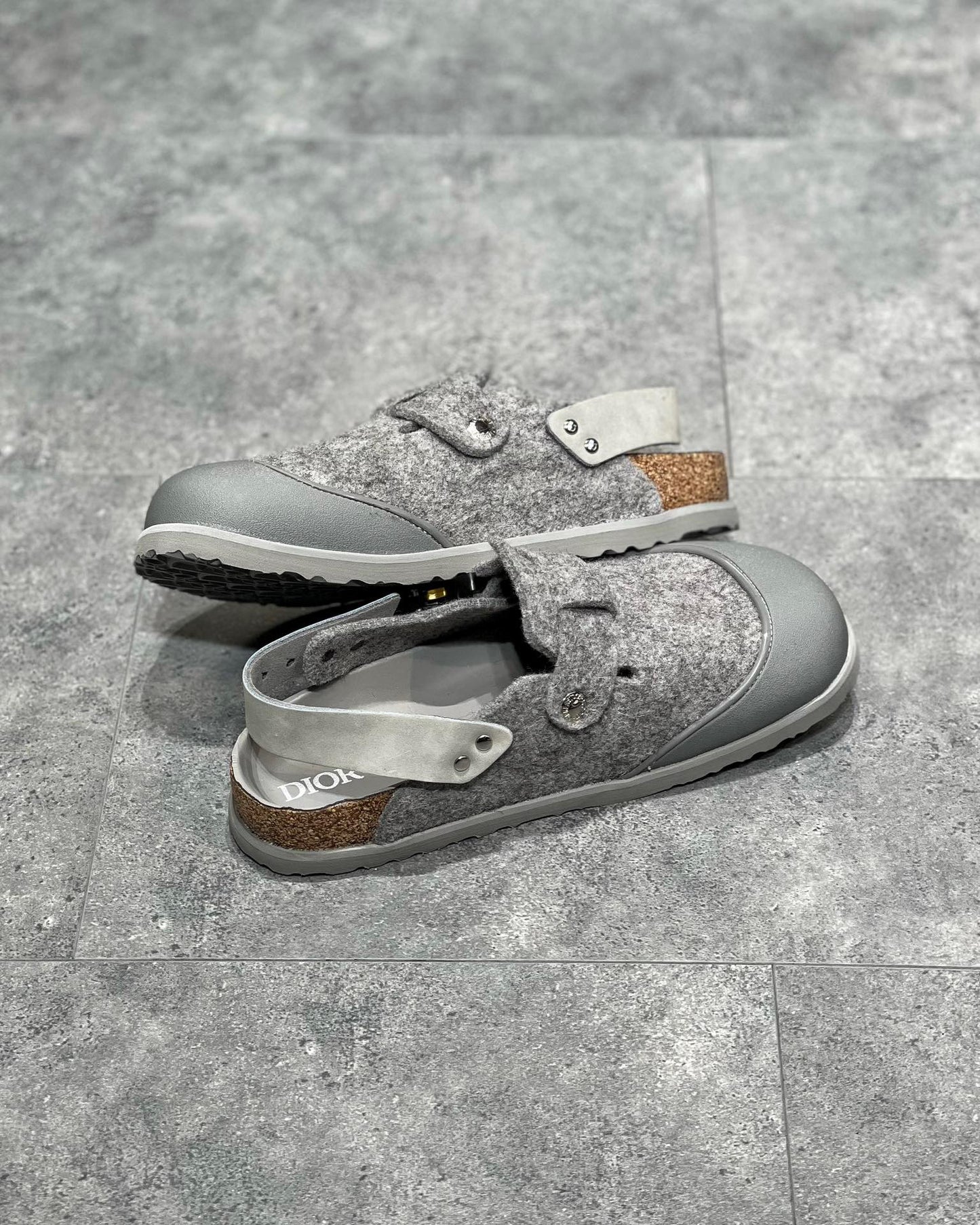 أحذية باللون الأسود والرمادي والأبيض العاجي