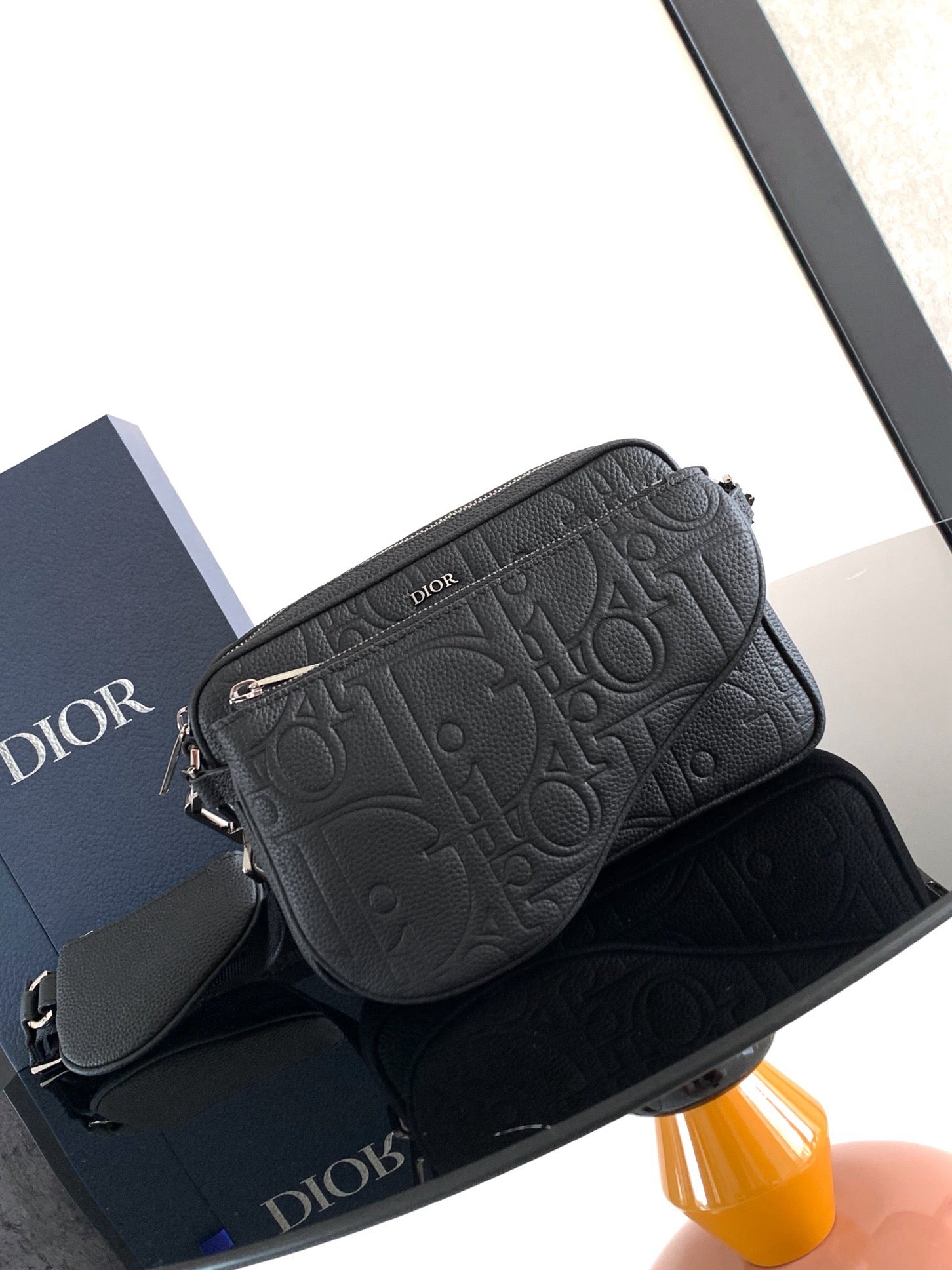 Graublaue und schwarze Tasche
