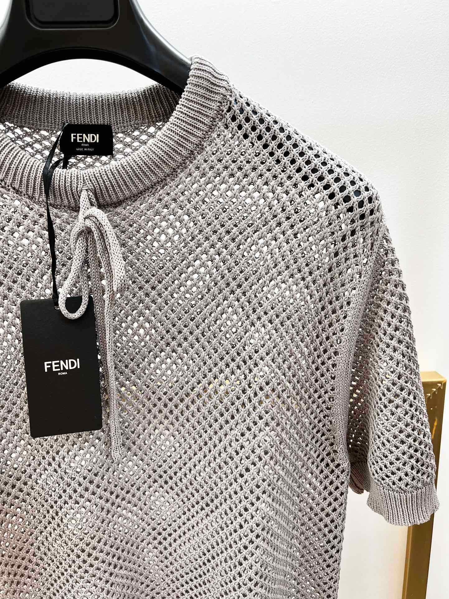 تي شيرت أخضر ورمادي