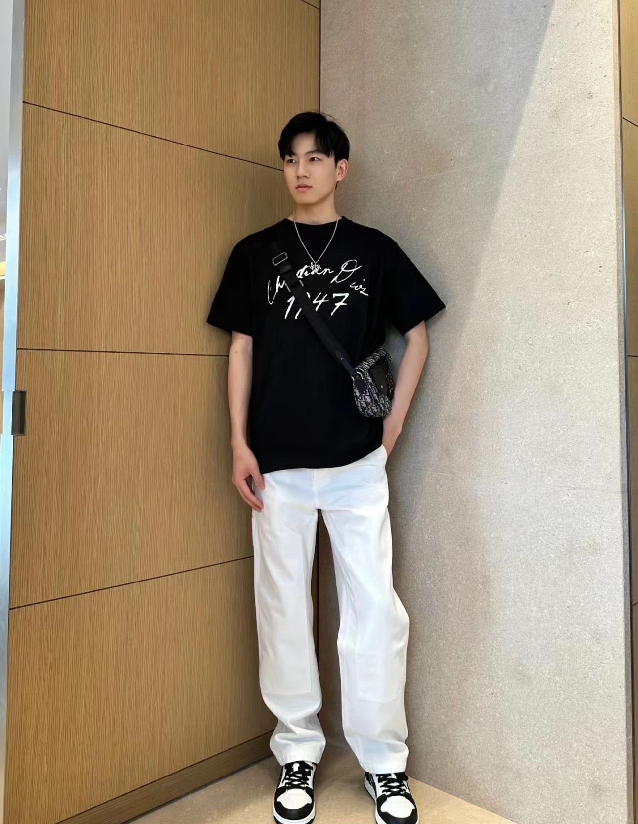 Schwarzes, weißes und blaues T-Shirt