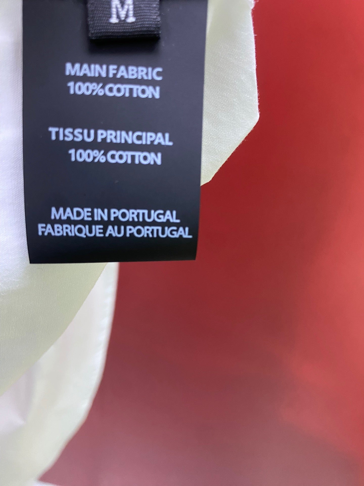 Schwarze und weiße Jacke