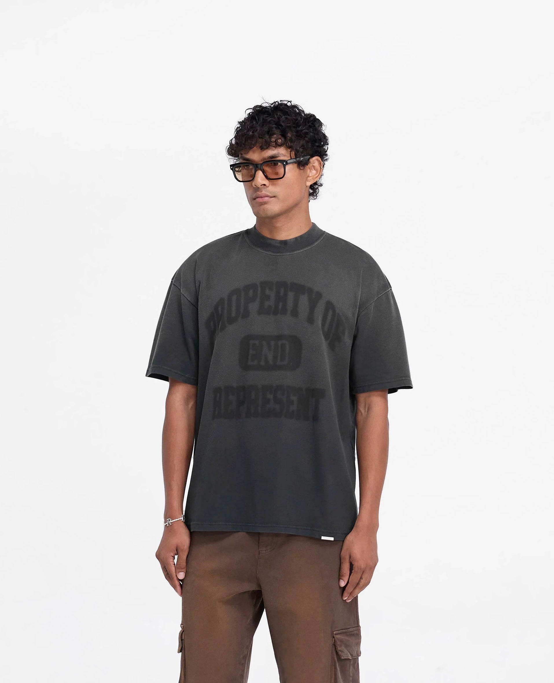 Weißes und altes schwarzes T-Shirt