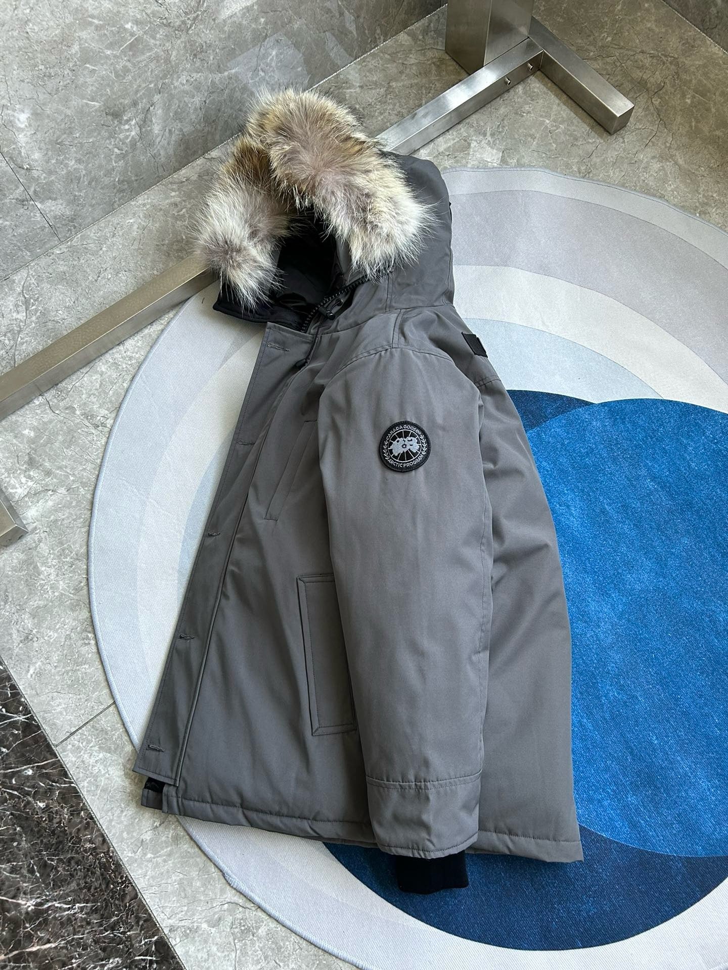 Schwarze und graue Jacke