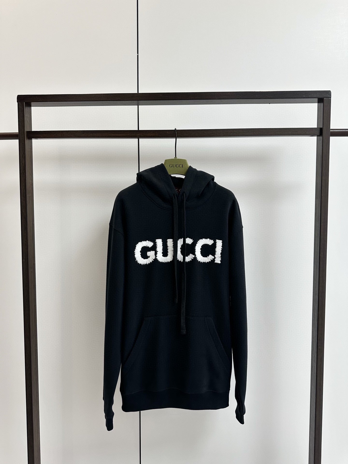 Schwarz-weißer Hoodie