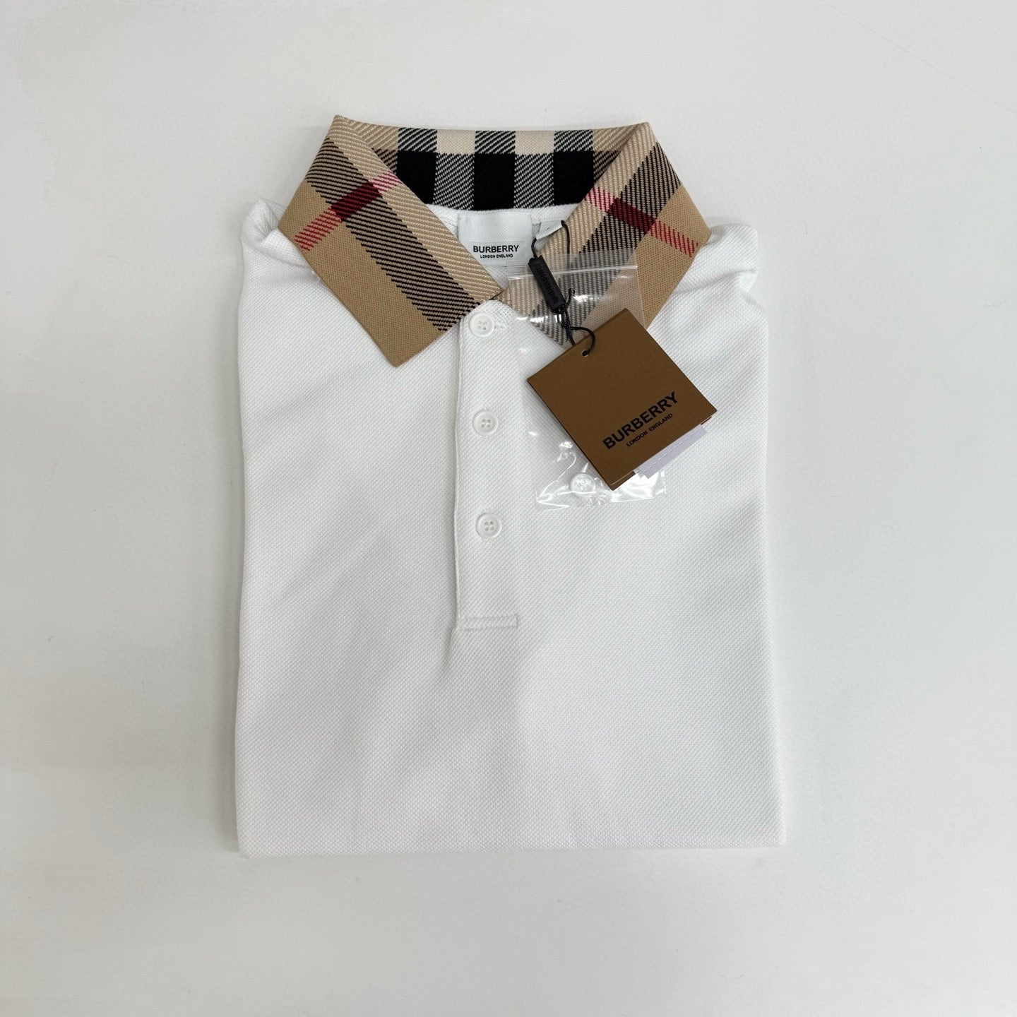 schwarzes und weißes Poloshirt