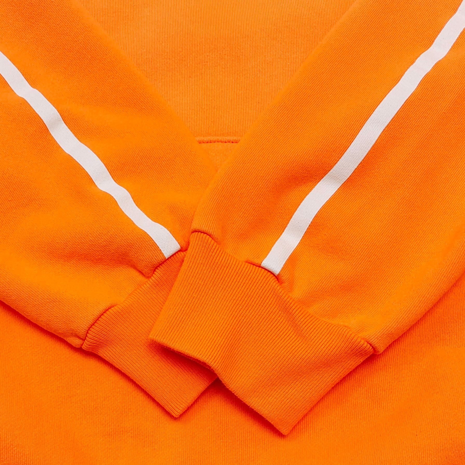 Orangefarbener Kapuzenpullover