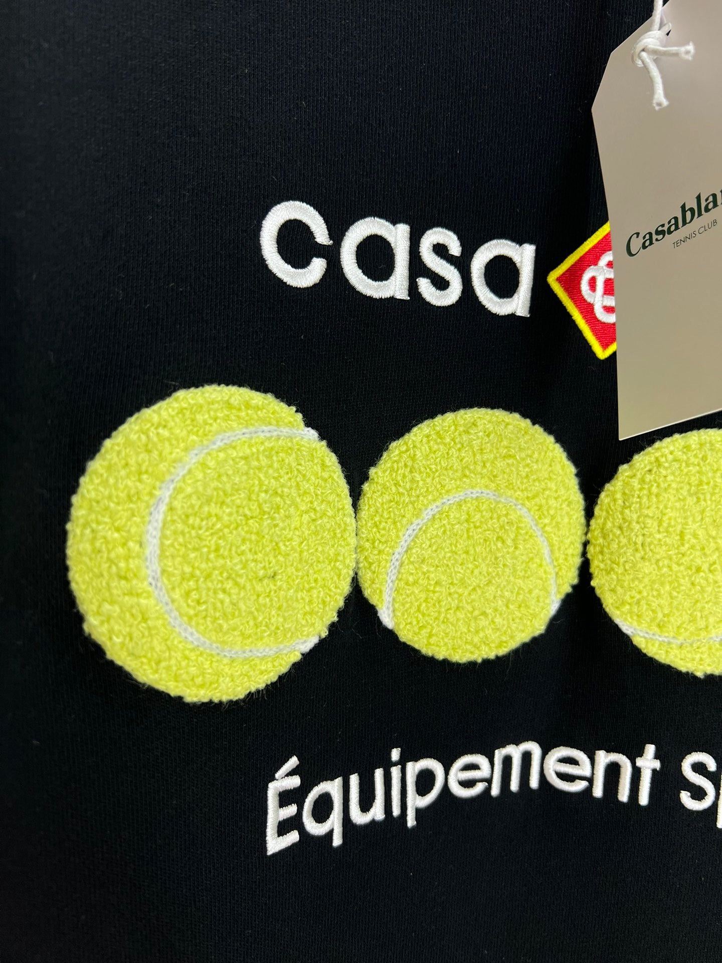 هودي باللونين الأبيض والأسود