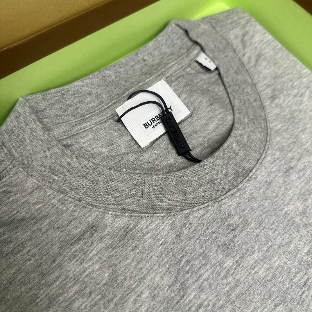 Schwarzes, khakifarbenes und weißes T-Shirt