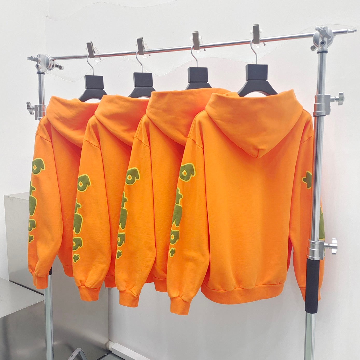 Orangefarbener Kapuzenpullover