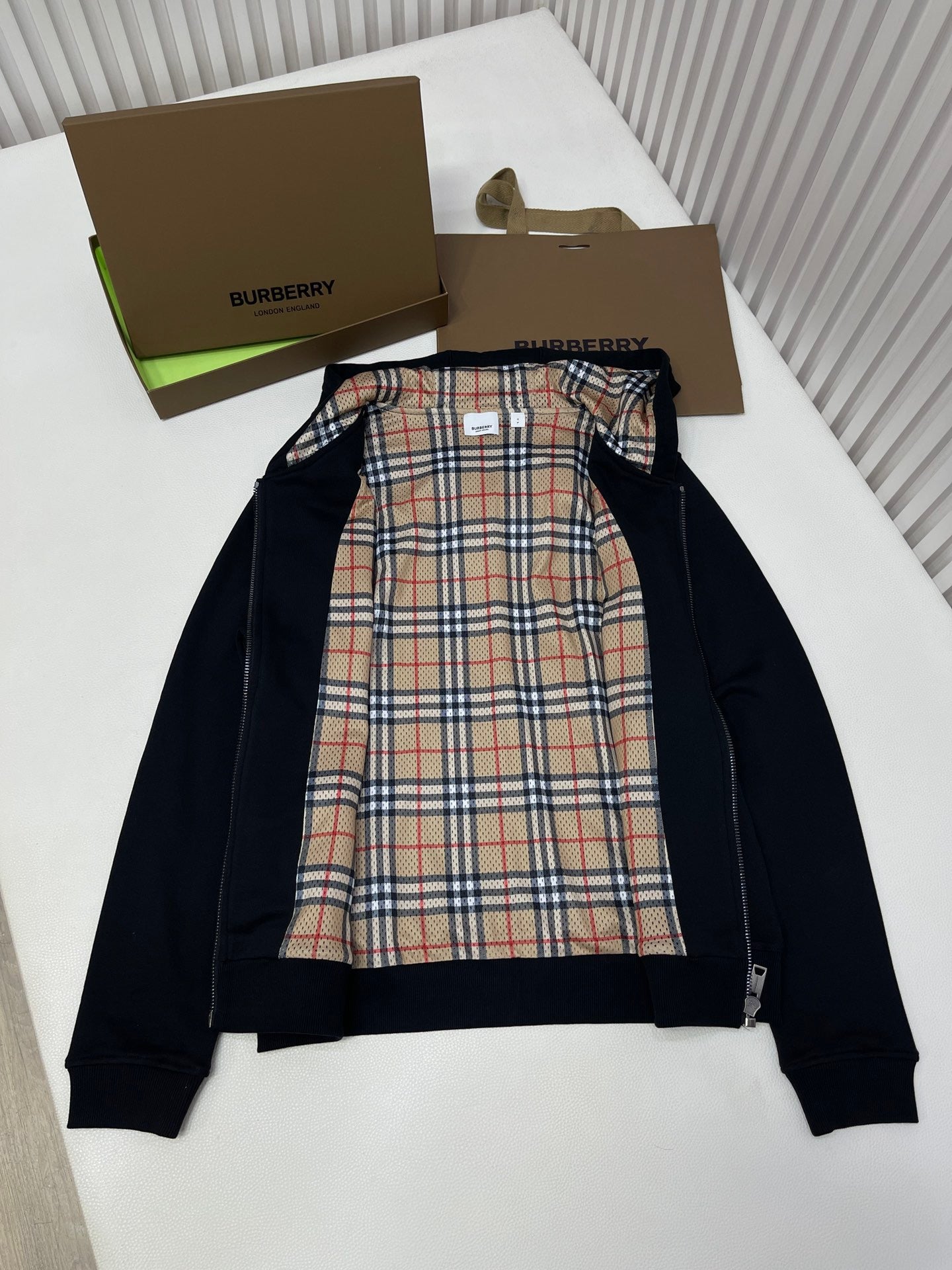 Schwarze und graue Jacke