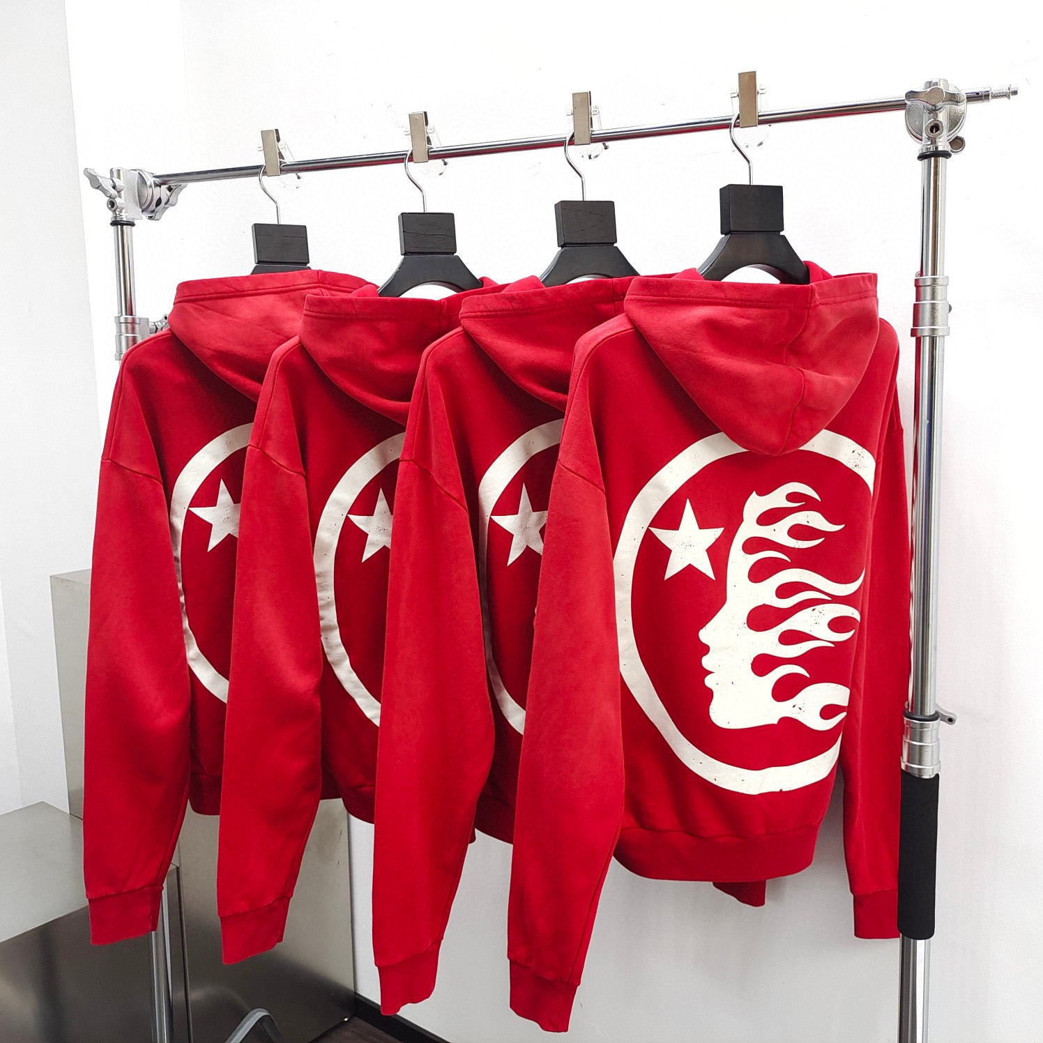 Roter Kapuzenpullover