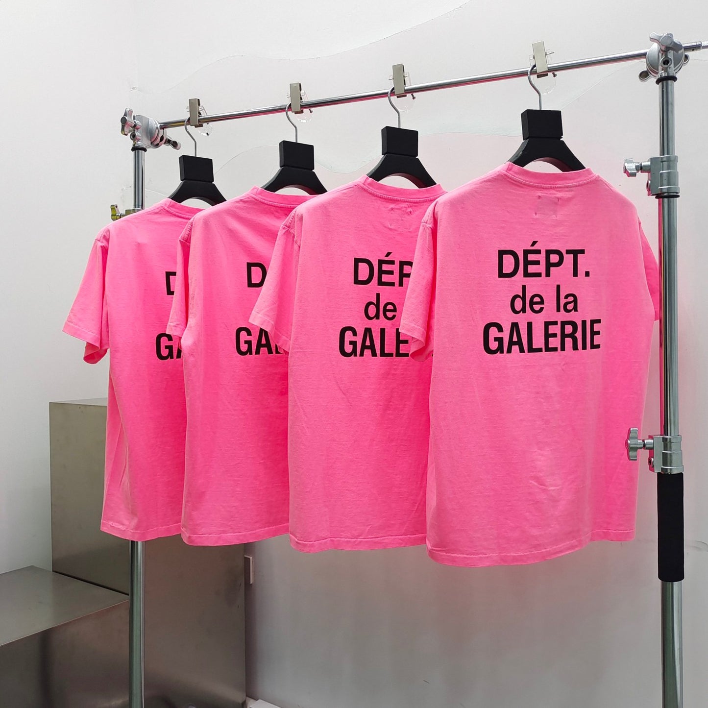 تي شيرت عضوي باللون الأصفر والوردي والأصفر