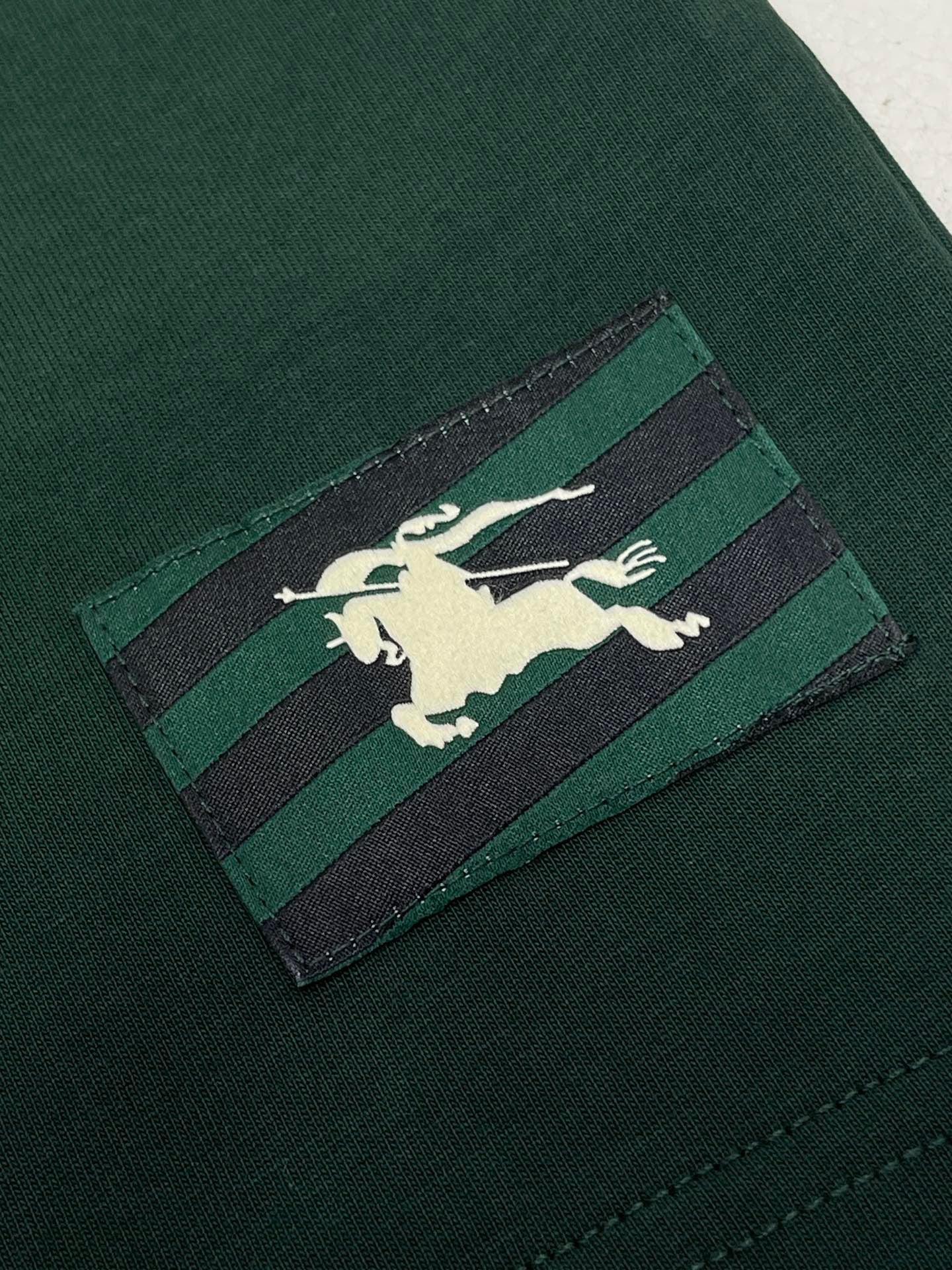 Weißes, grünes und schwarzes T-Shirt