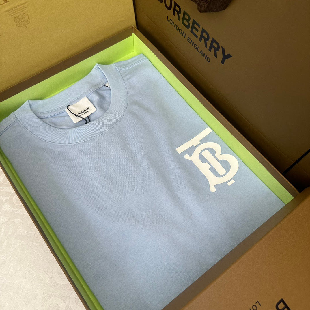 Schwarzes, khakifarbenes und weißes T-Shirt