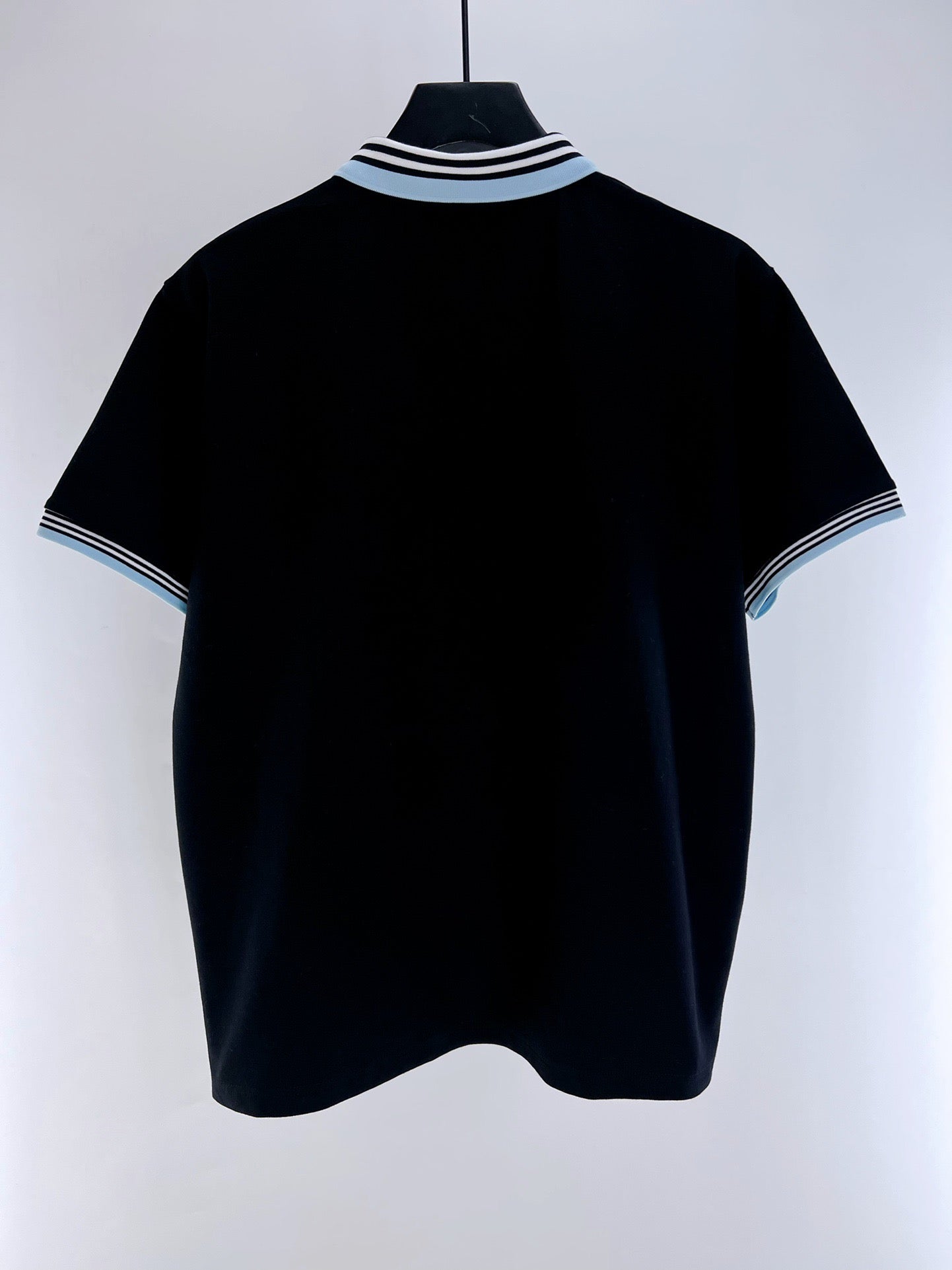 Gelbes und blaues Polo