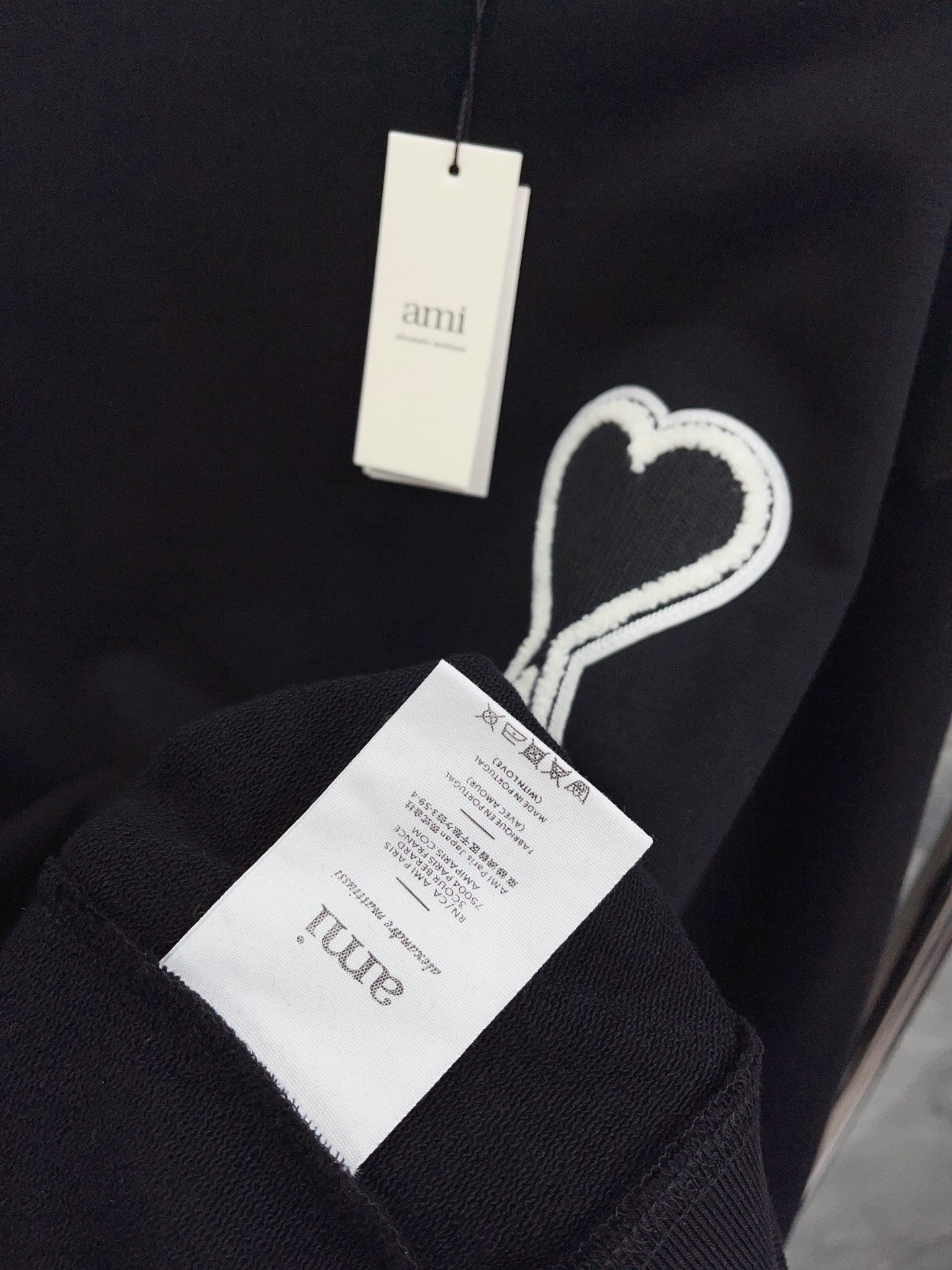 Schwarz-grau-weißes Trikot