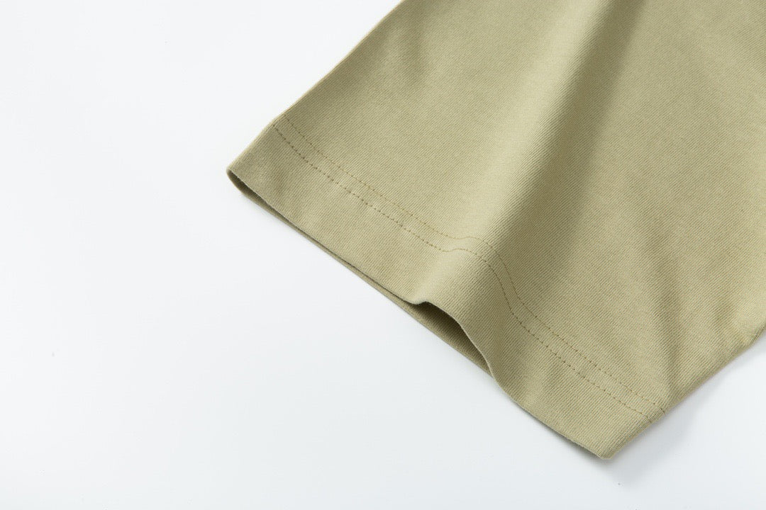 Dunkelgrünes und graues T-Shirt