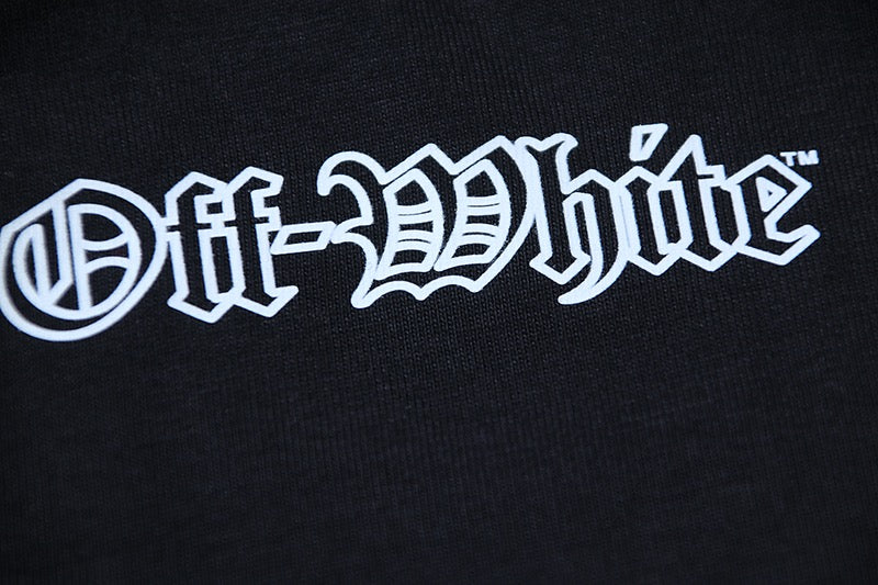Schwarz-weißes T-Shirt