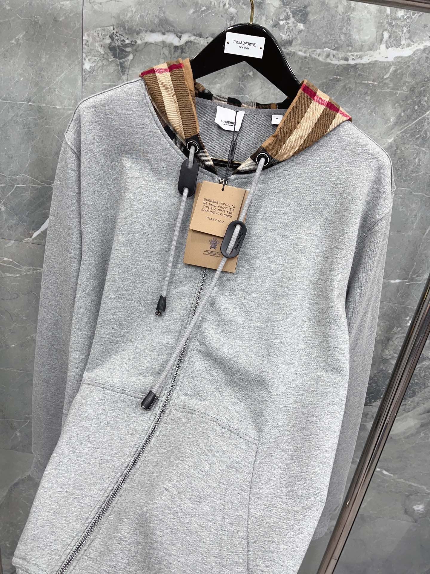 Schwarze, dunkelblaue, graue und khakifarbene Jacke