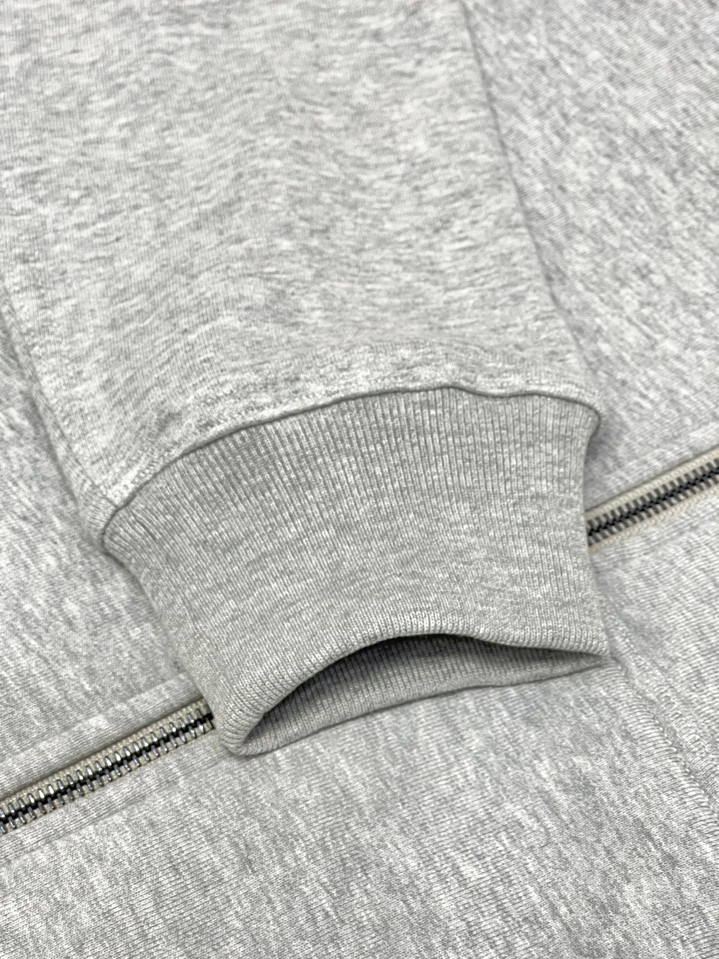 Schwarze und graue Jacke
