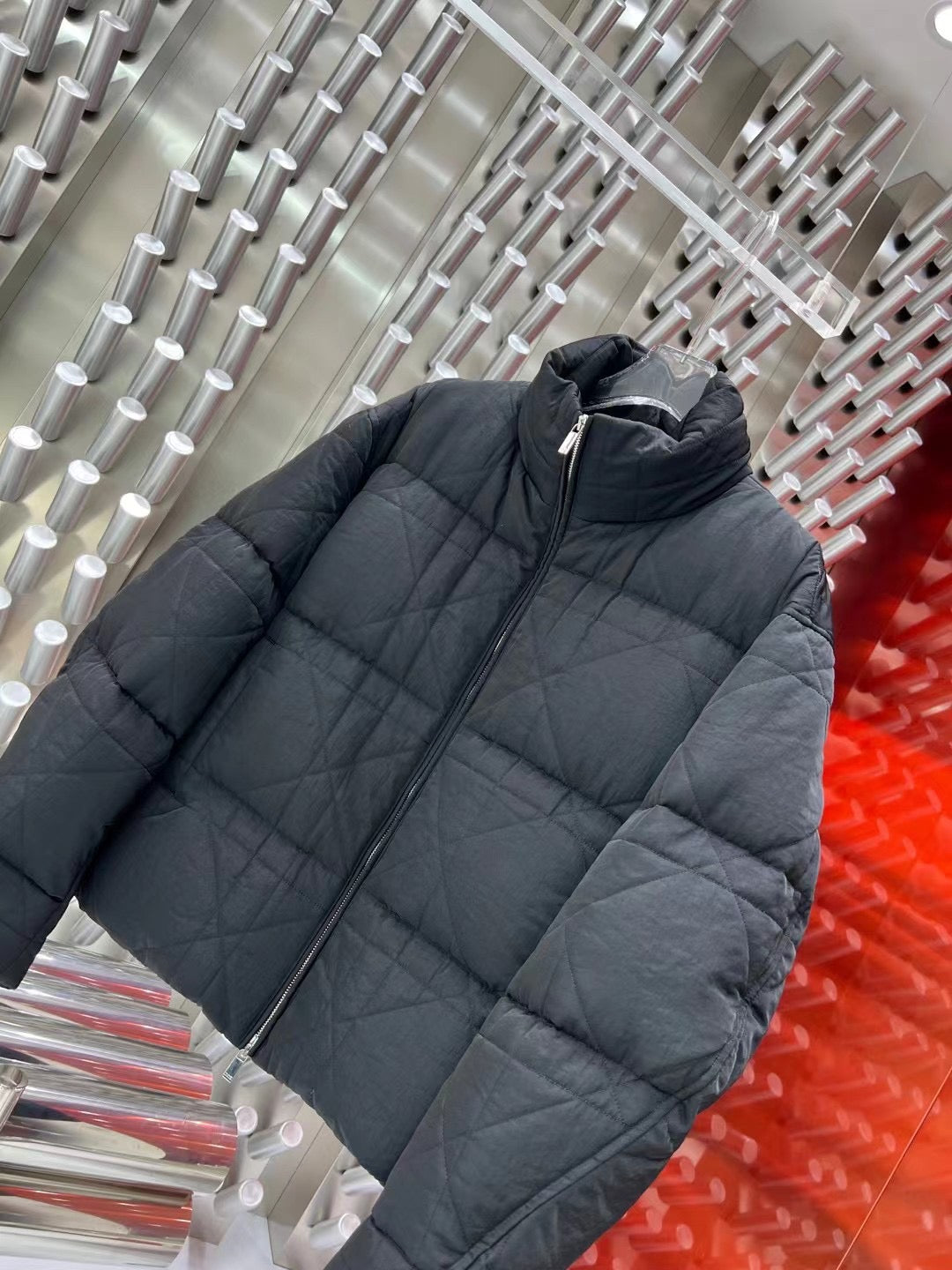 Schwarze und hellblaue Jacke