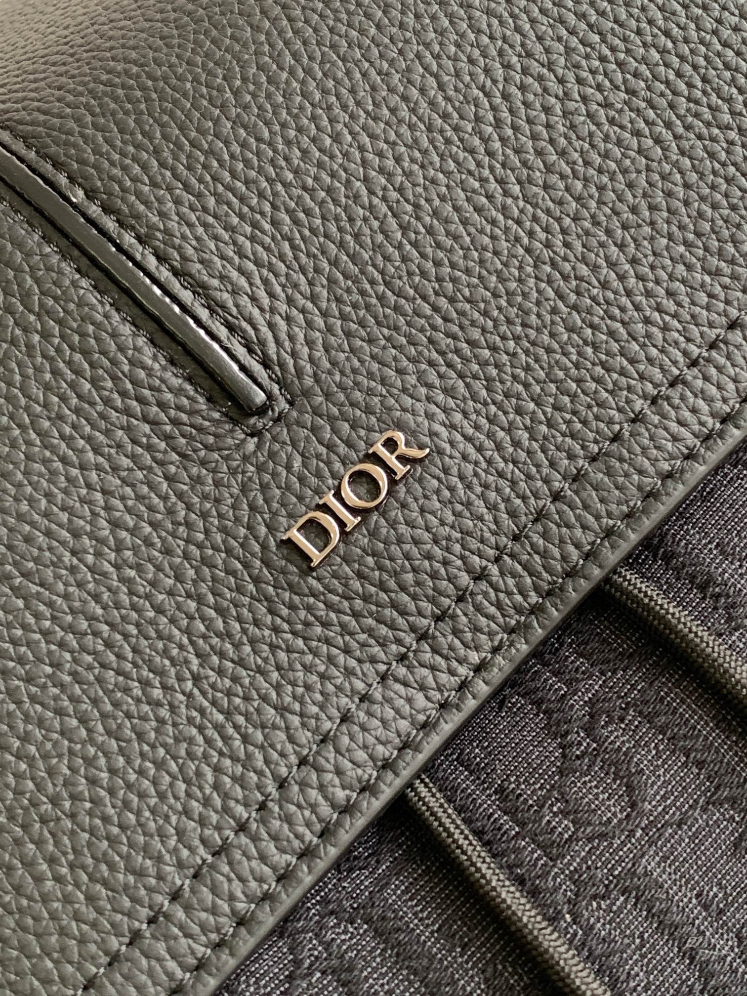 Aprikosen- und schwarze Tasche