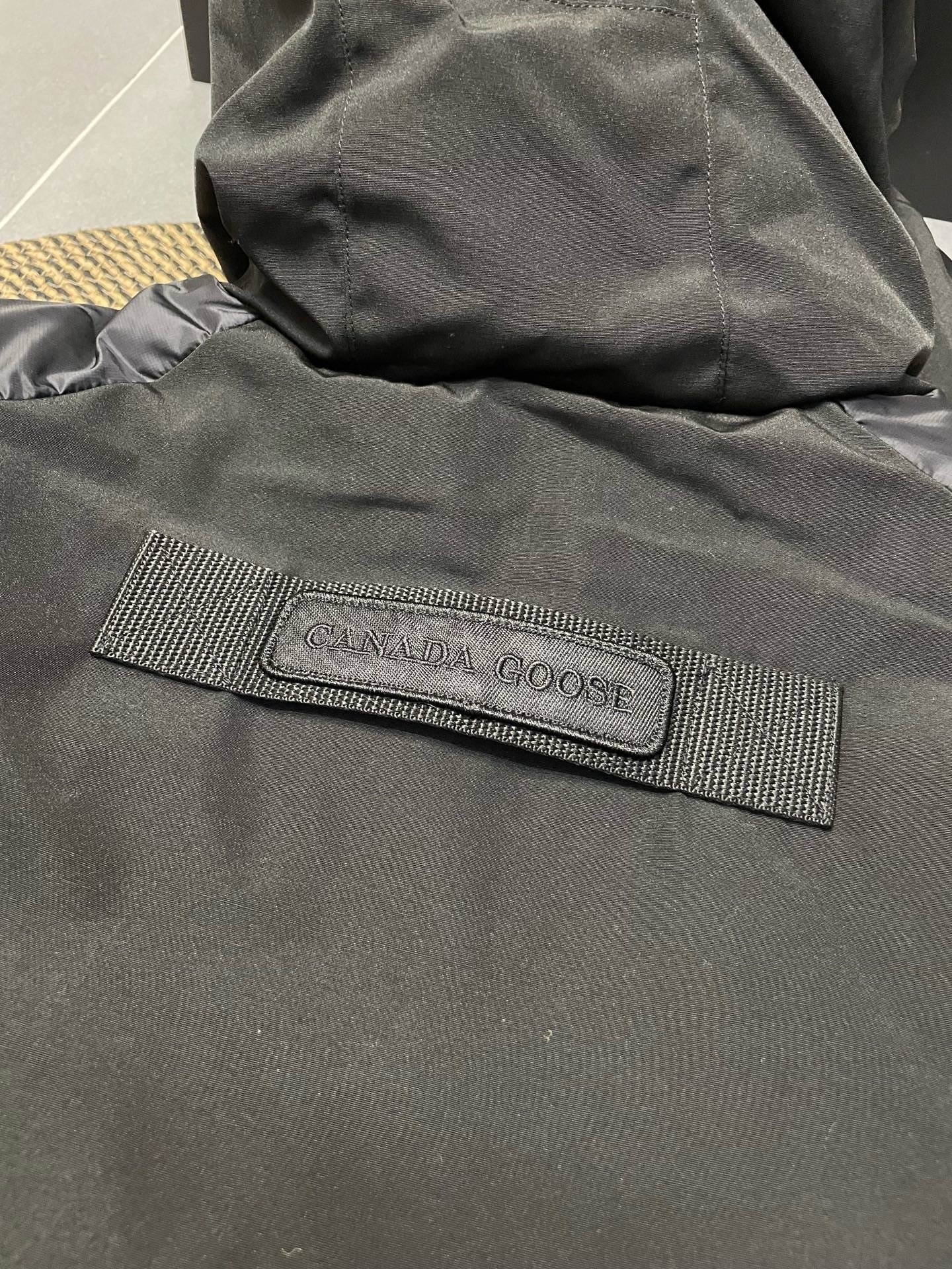 weiße und schwarze Jacke