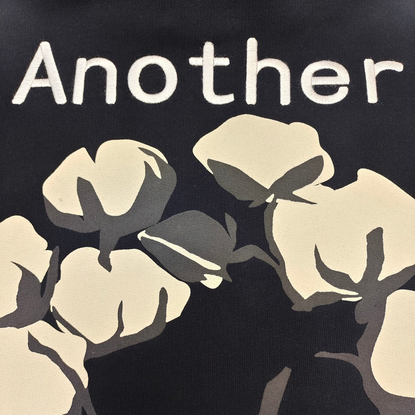 جارزة سوداء بقبعة شتوية