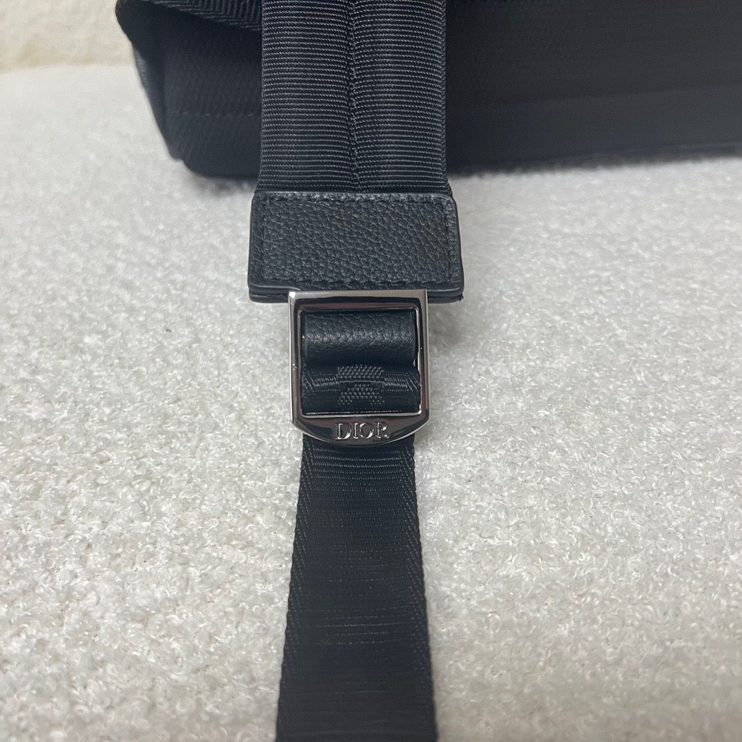 Bolso oblicuo negro y clásico