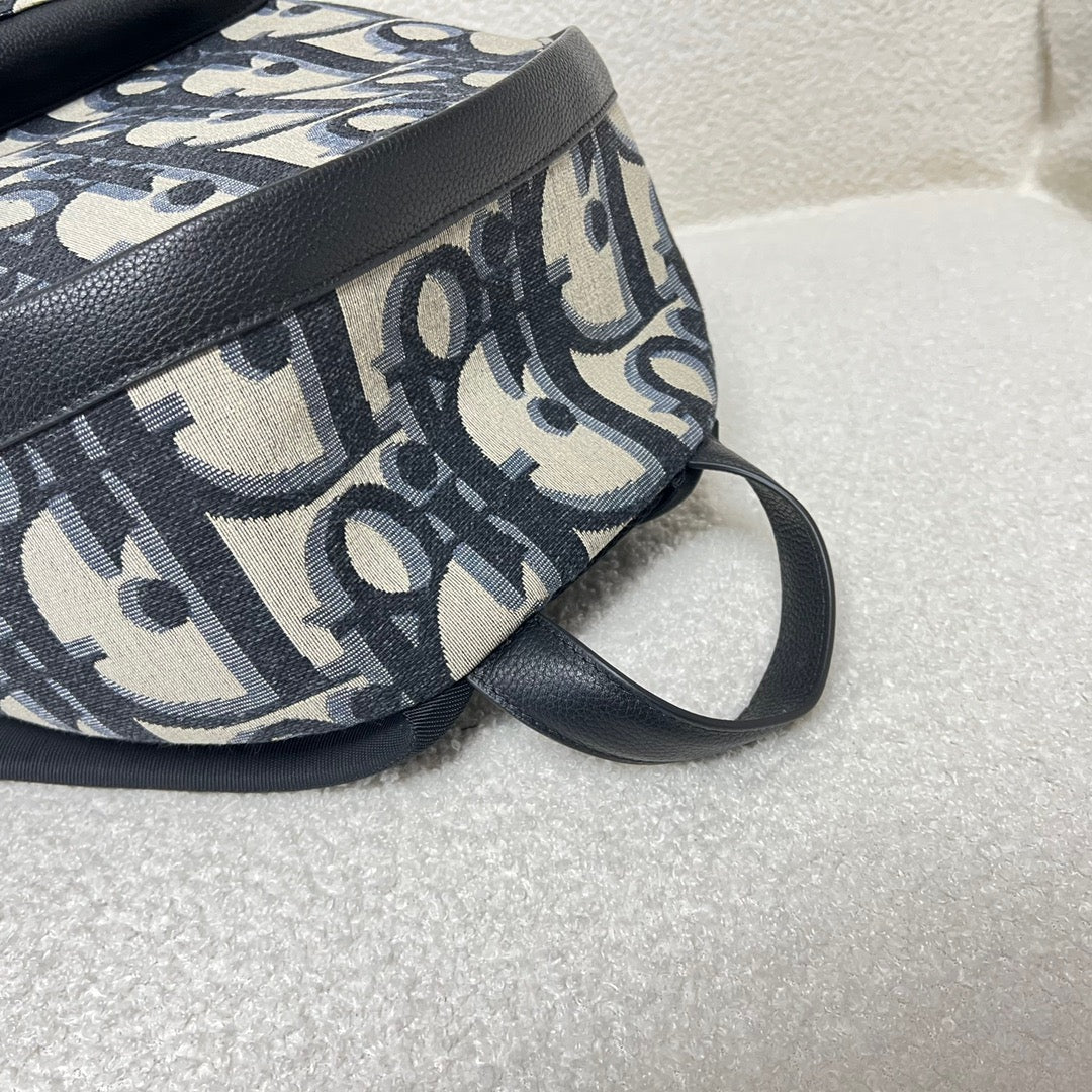 Bolso oblicuo negro y clásico