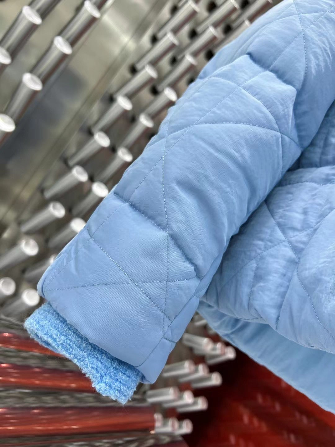 Schwarze und hellblaue Jacke
