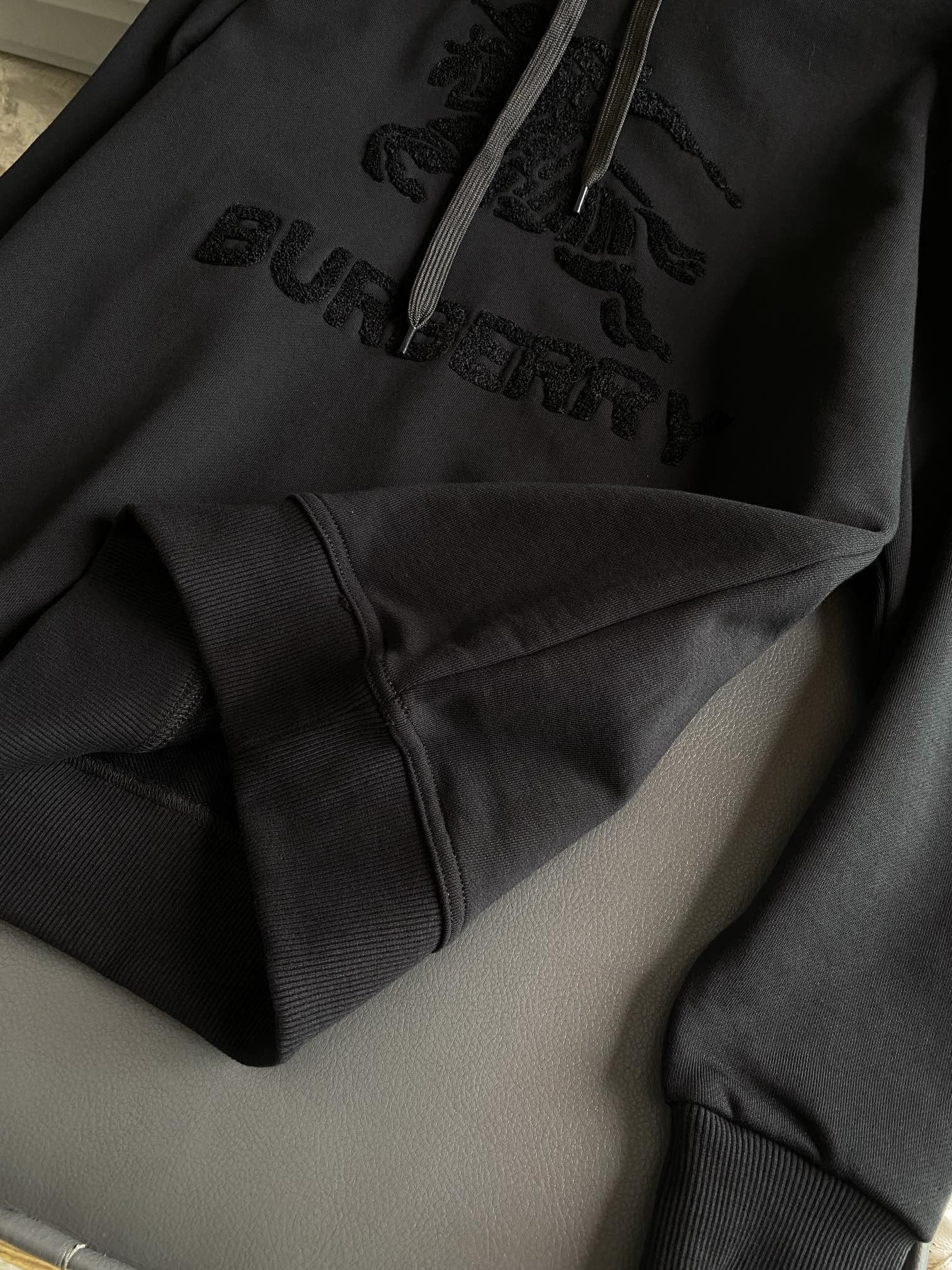 Schwarzer Hoodie