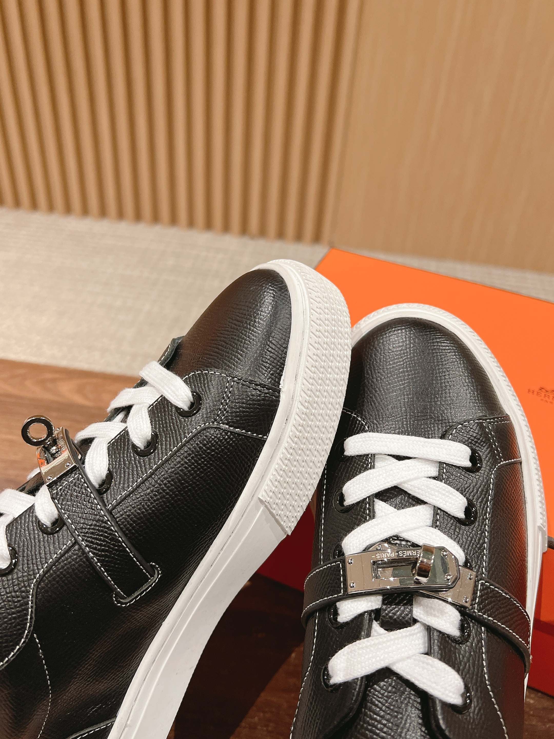 Mehrfarbige Schuhe