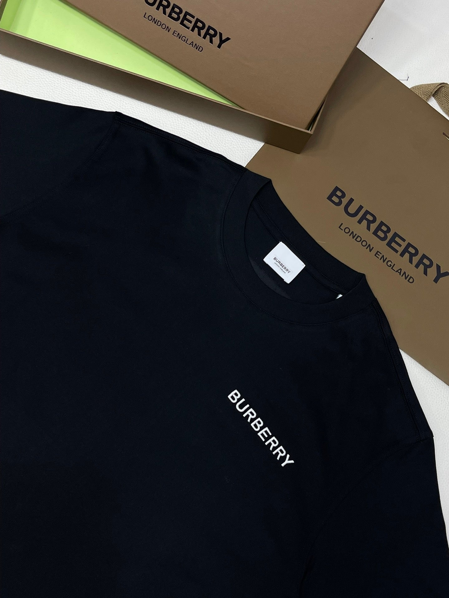 Schwarzes, weißes und blaues T-Shirt