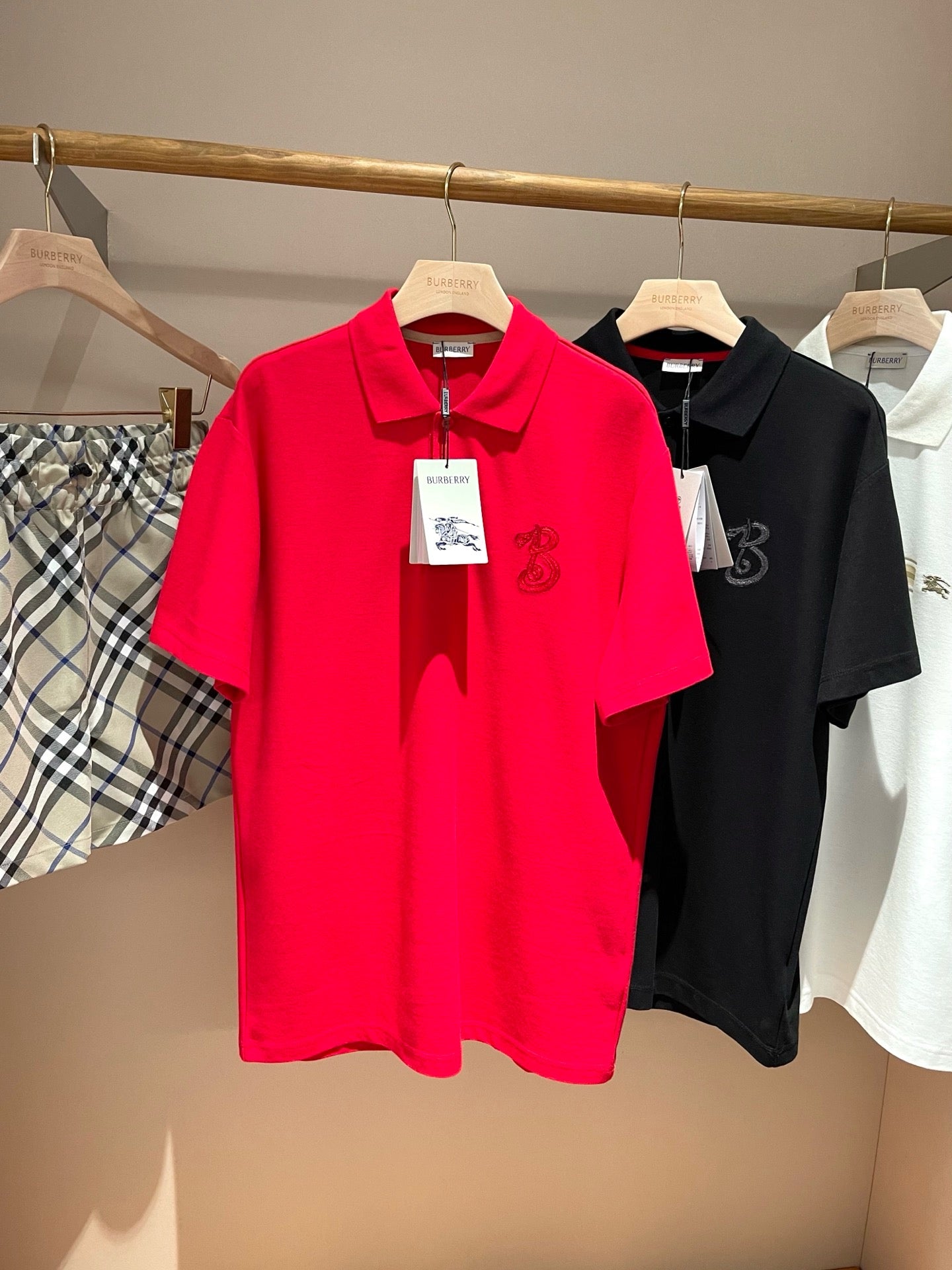 تي شيرت أحمر وأسود