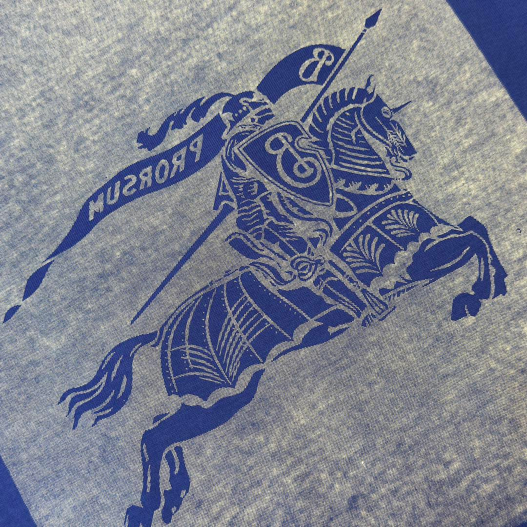 Weißes und blaues T-Shirt