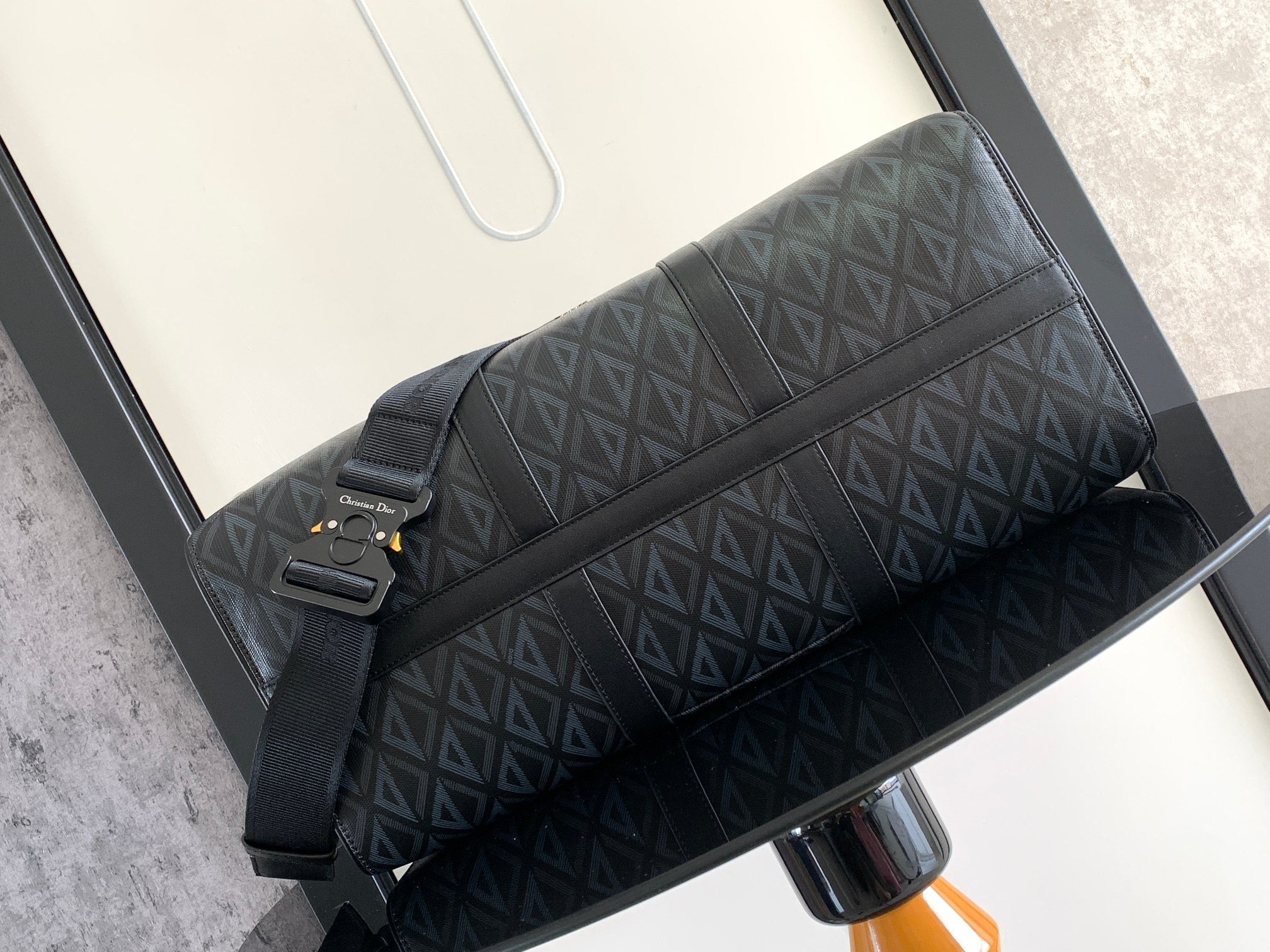 Graue und schwarze Tasche
