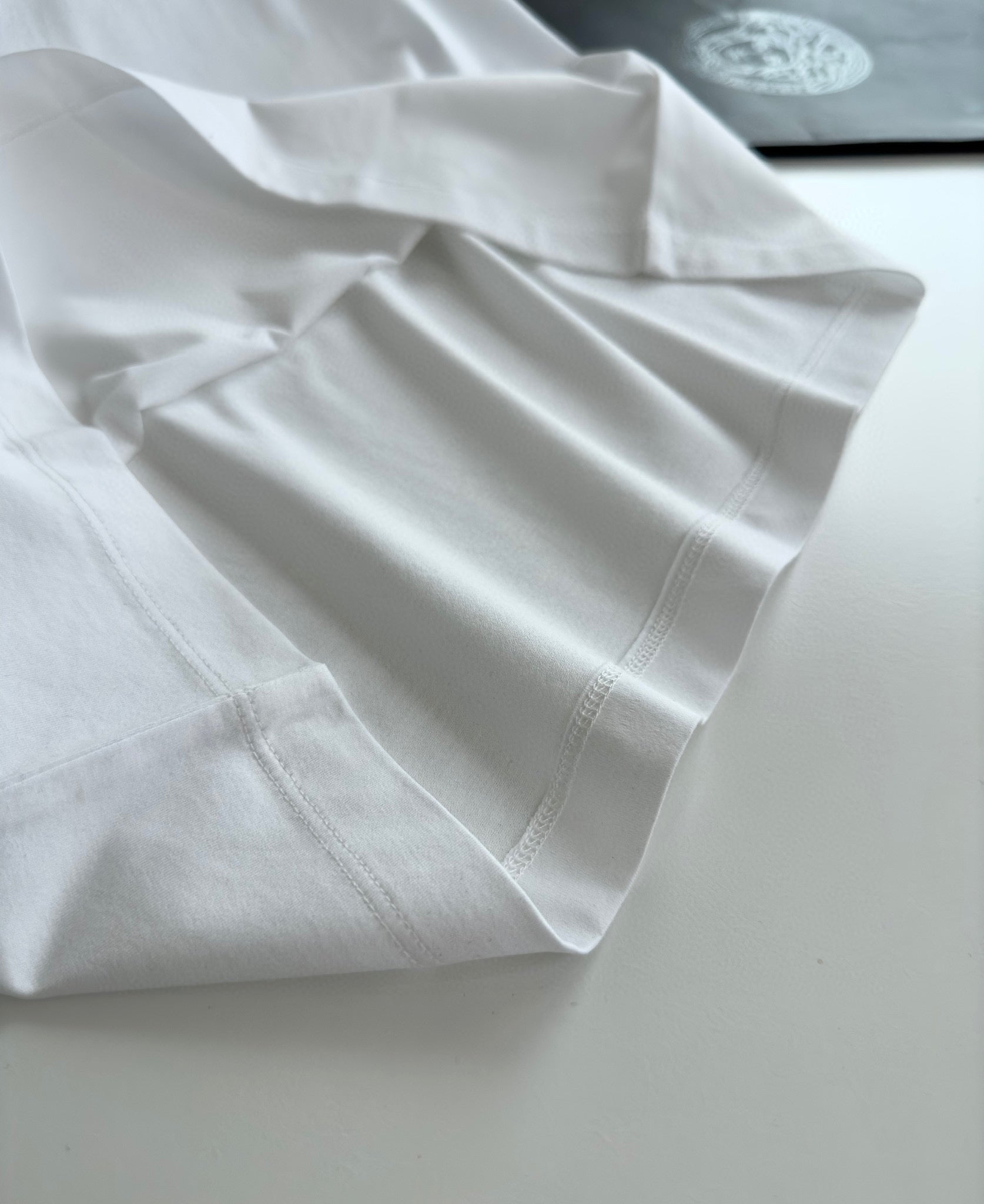 Schwarz-weißes T-Shirt