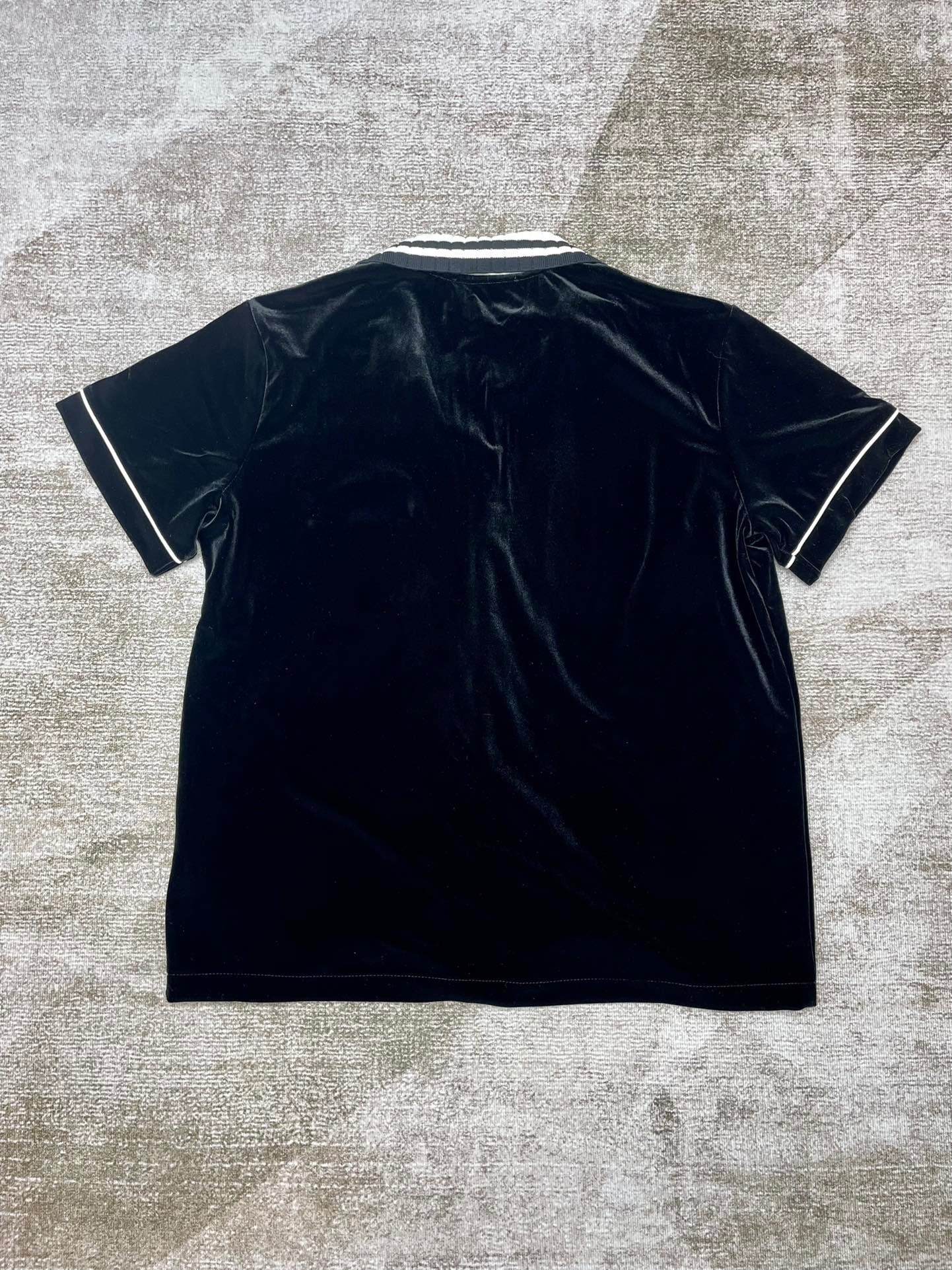 Schwarze und grüne Jacke