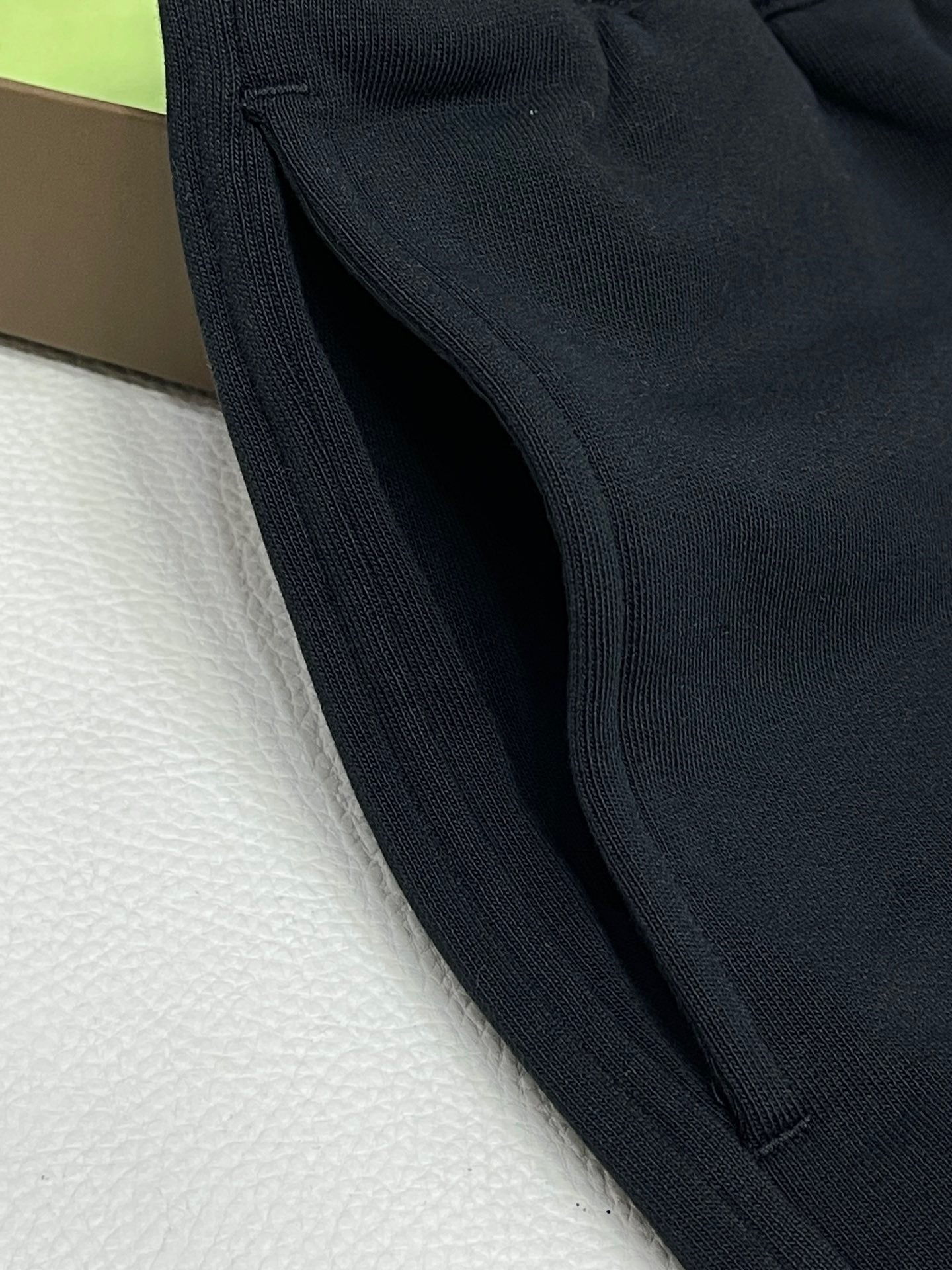 Schwarze und khakifarbene Shorts