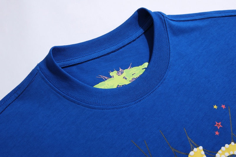 Blaues und himmelblaues T-Shirt