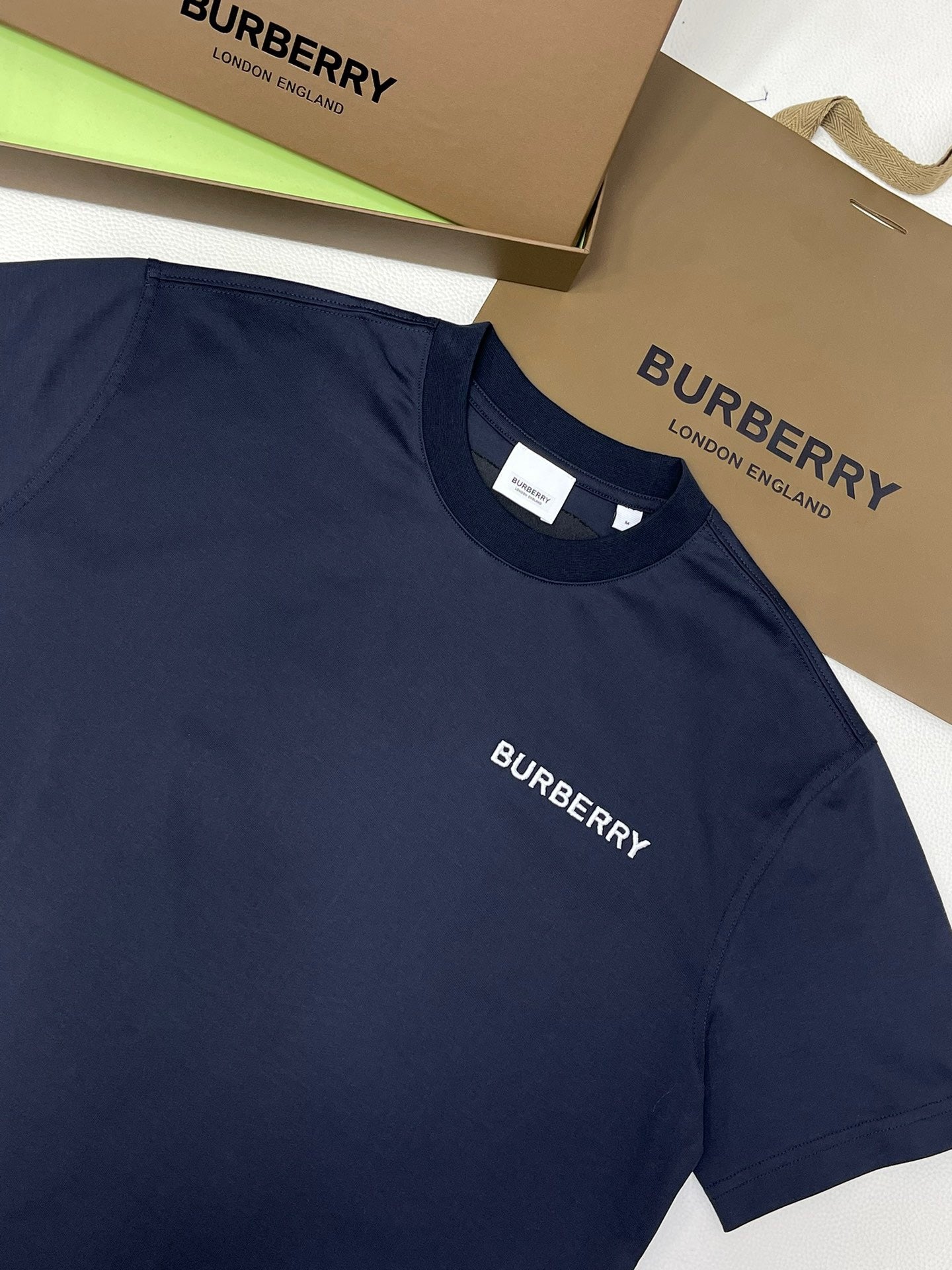 Schwarzes, weißes und blaues T-Shirt