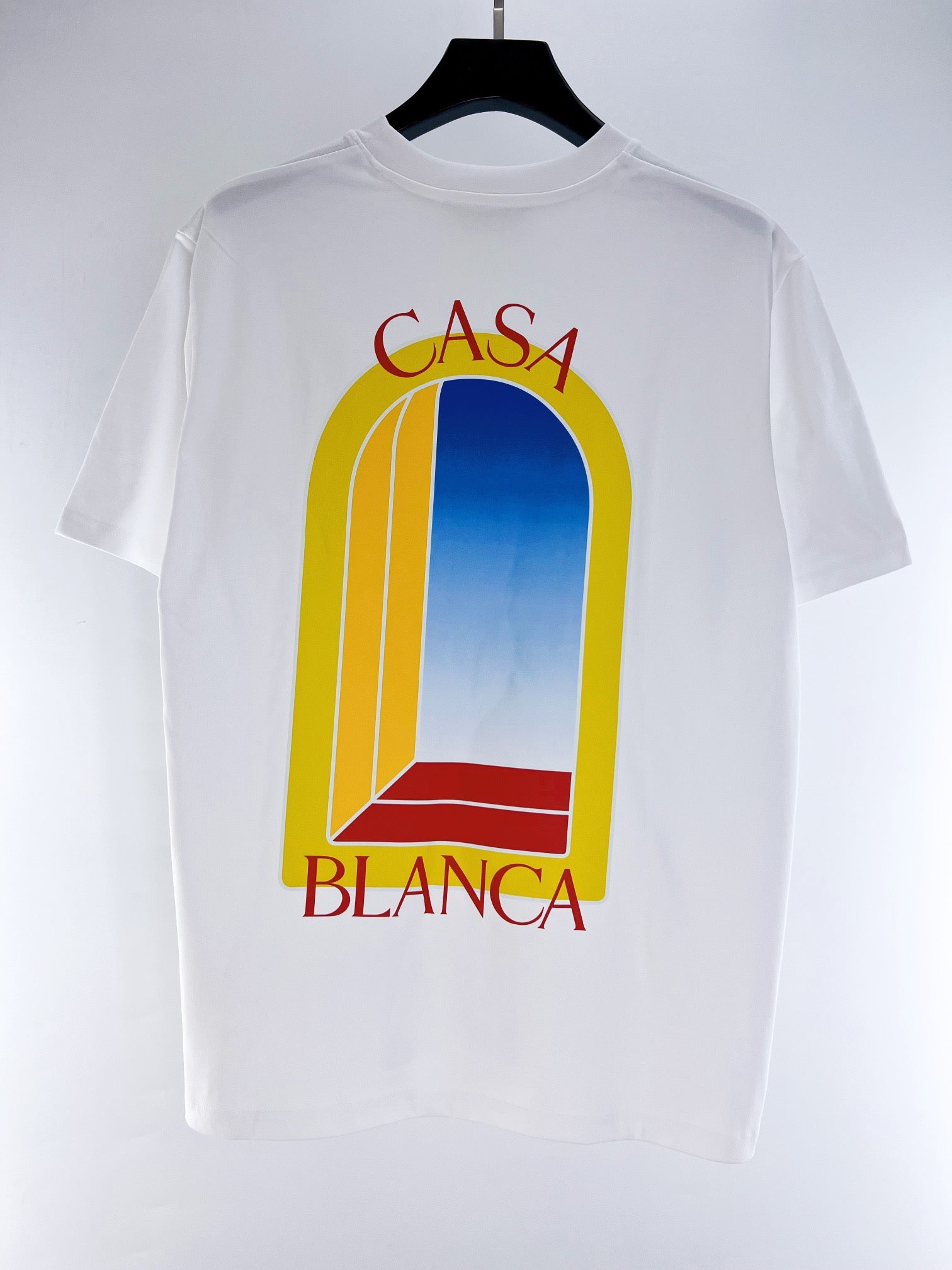 Gelbes und weißes T-Shirt
