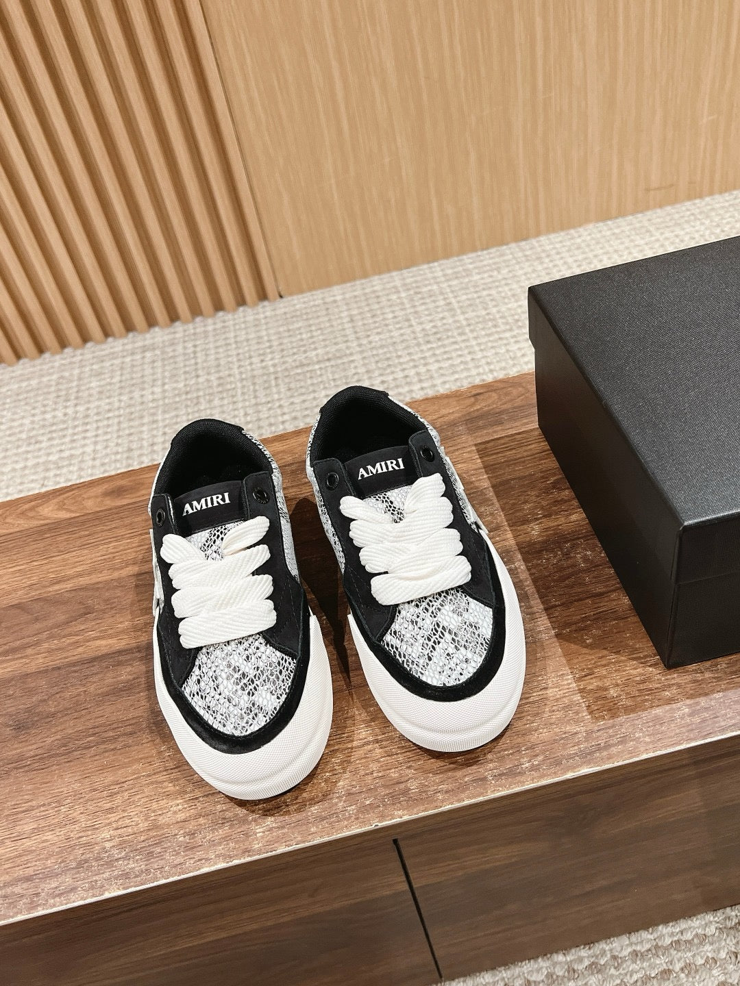 Schwarz-weiße Schuhe