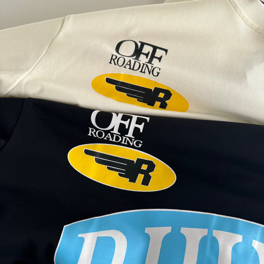 Schwarz-weißes T-Shirt