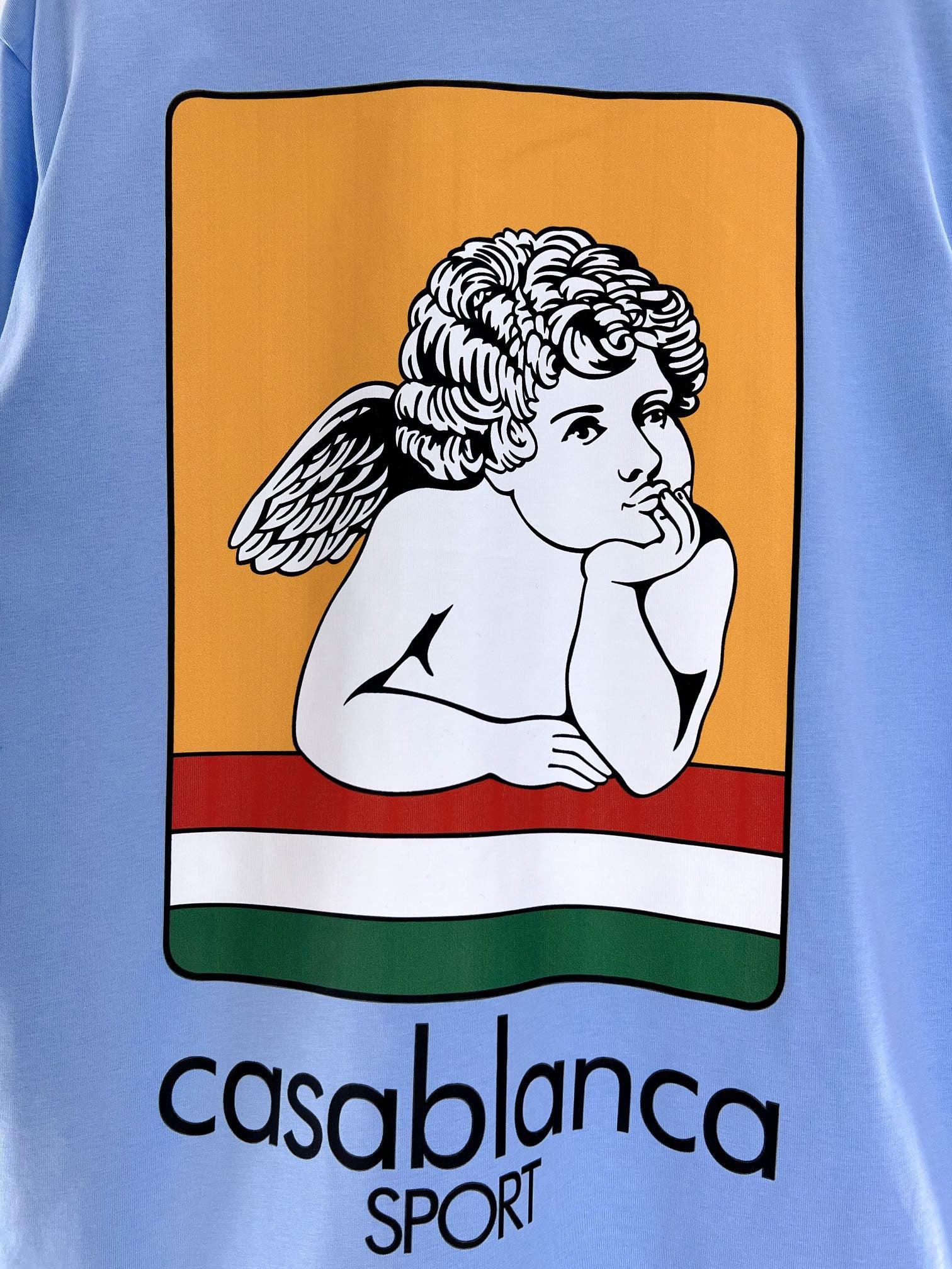 Himmelblaues und weißes T-Shirt